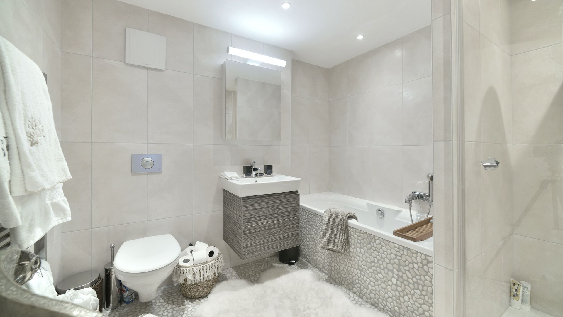 Helles, modernes Badezimmer mit Badewanne und Waschtisch