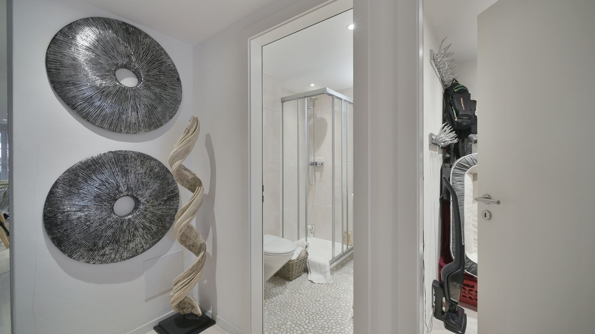 Moderner Flur mit Blick ins Badezimmer