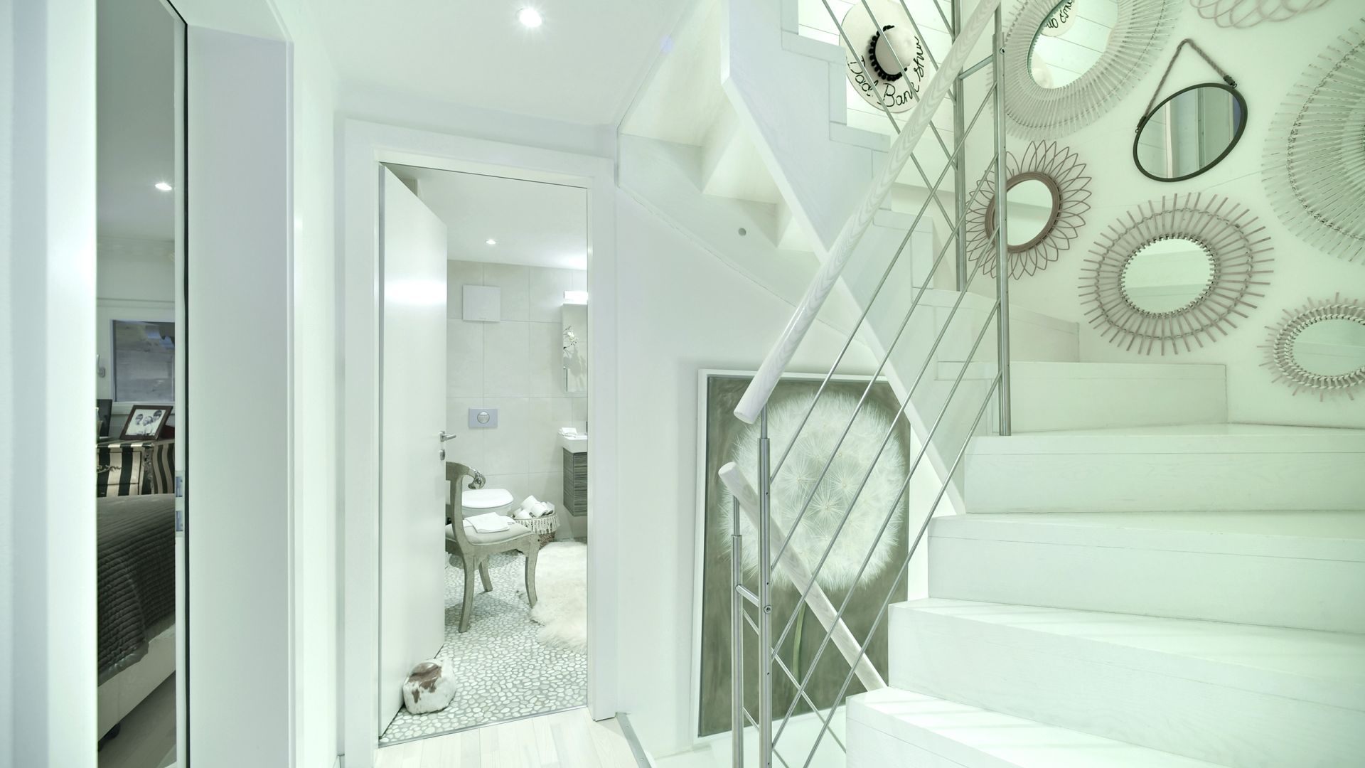 Heller Flur mit Treppe und Blick ins Bad