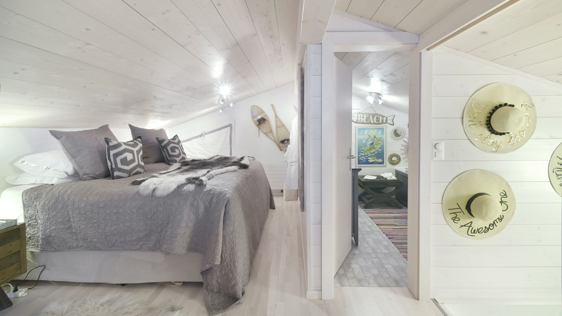 Helles Schlafzimmer im Dachgeschoss mit maritimem Dekor