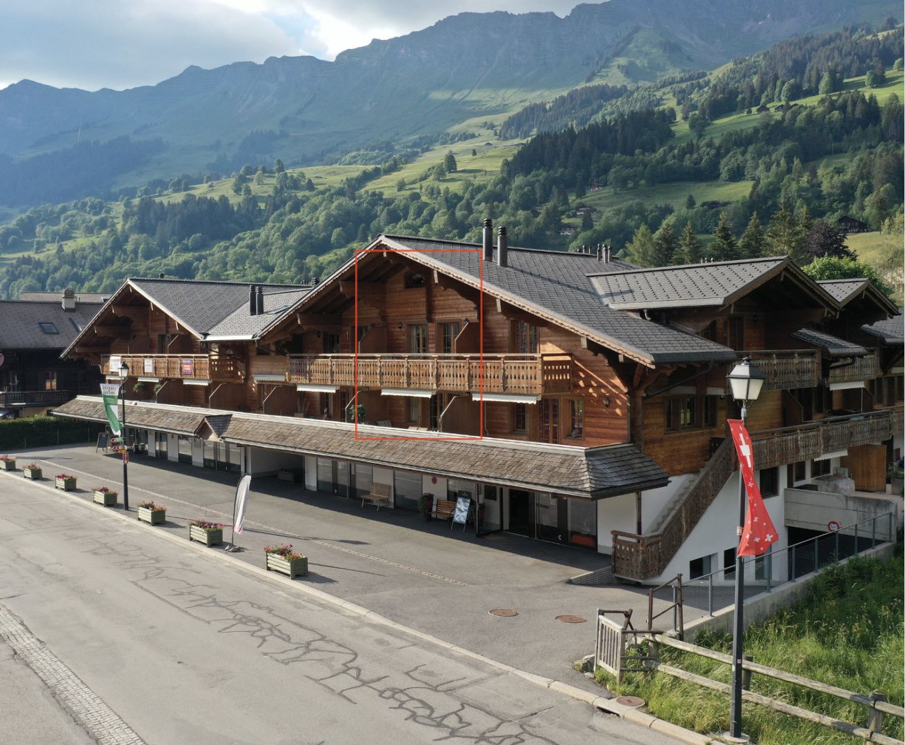 Alpines Holzgebäude mit Bergpanorama