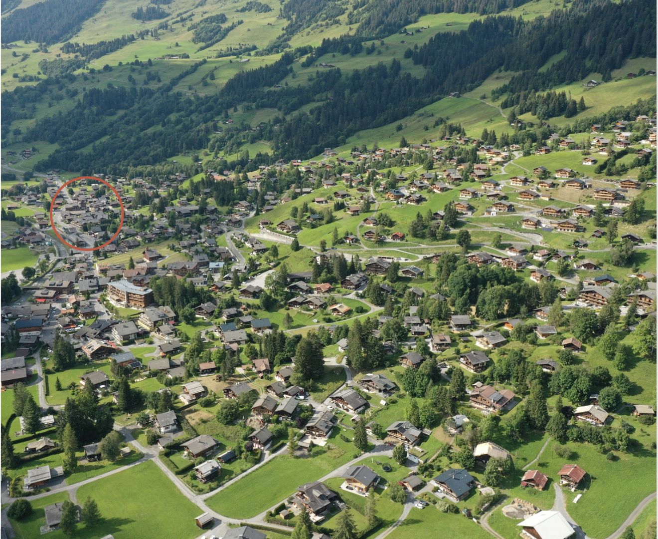 Luftaufnahme eines alpinen Dorfes