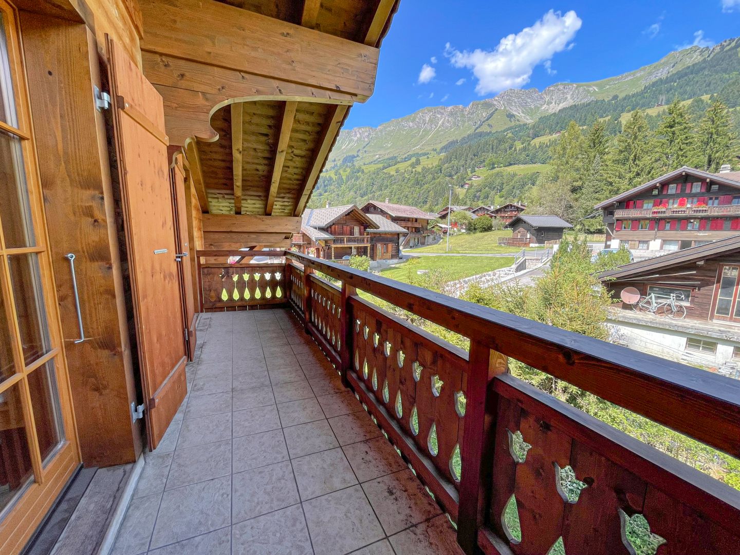 Alpenbalkon mit Bergblick