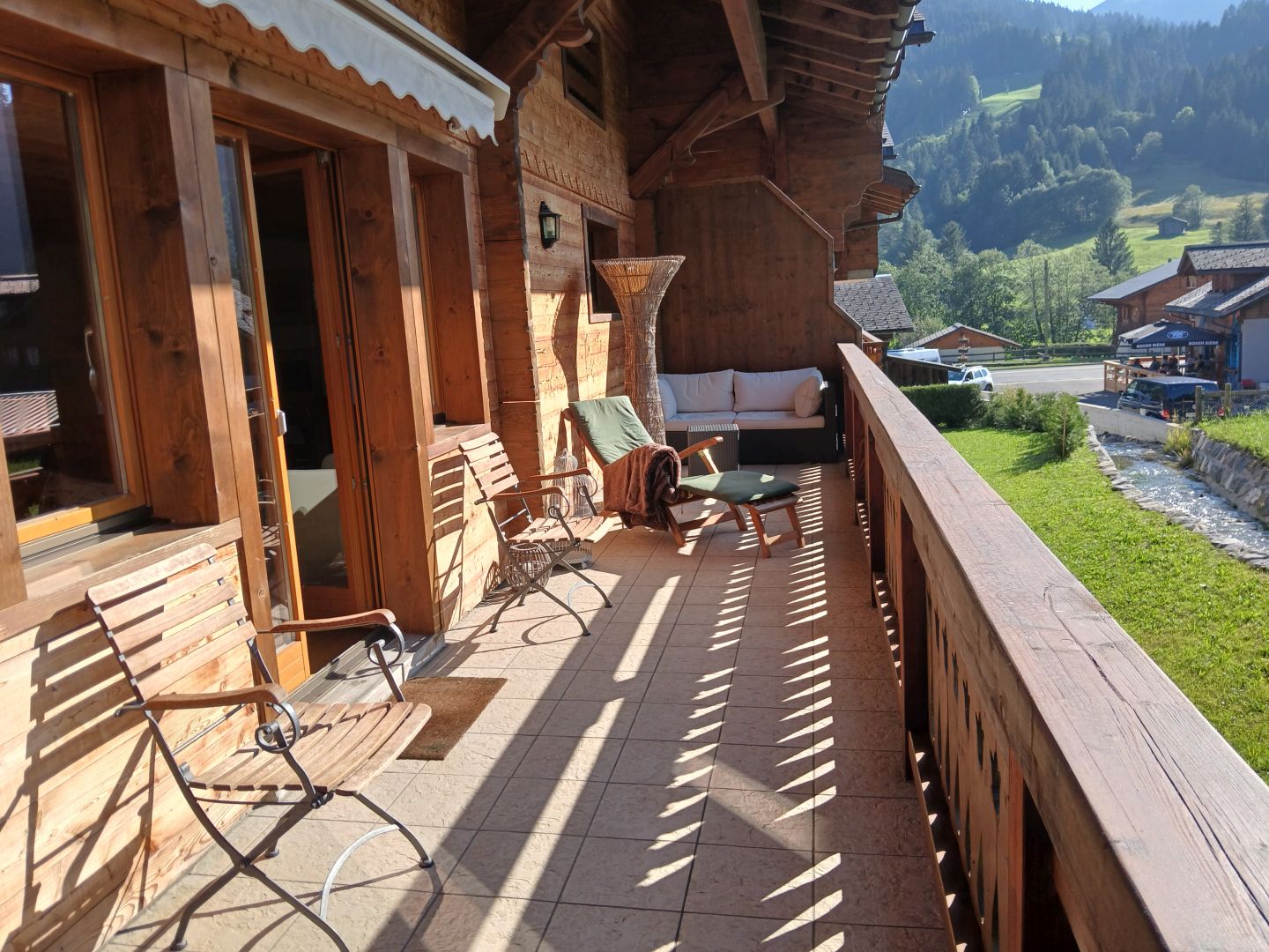 Alpiner Balkon mit Talblick