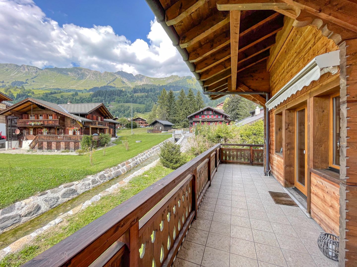Alpen-Balkon mit Chalet-Ausblick
