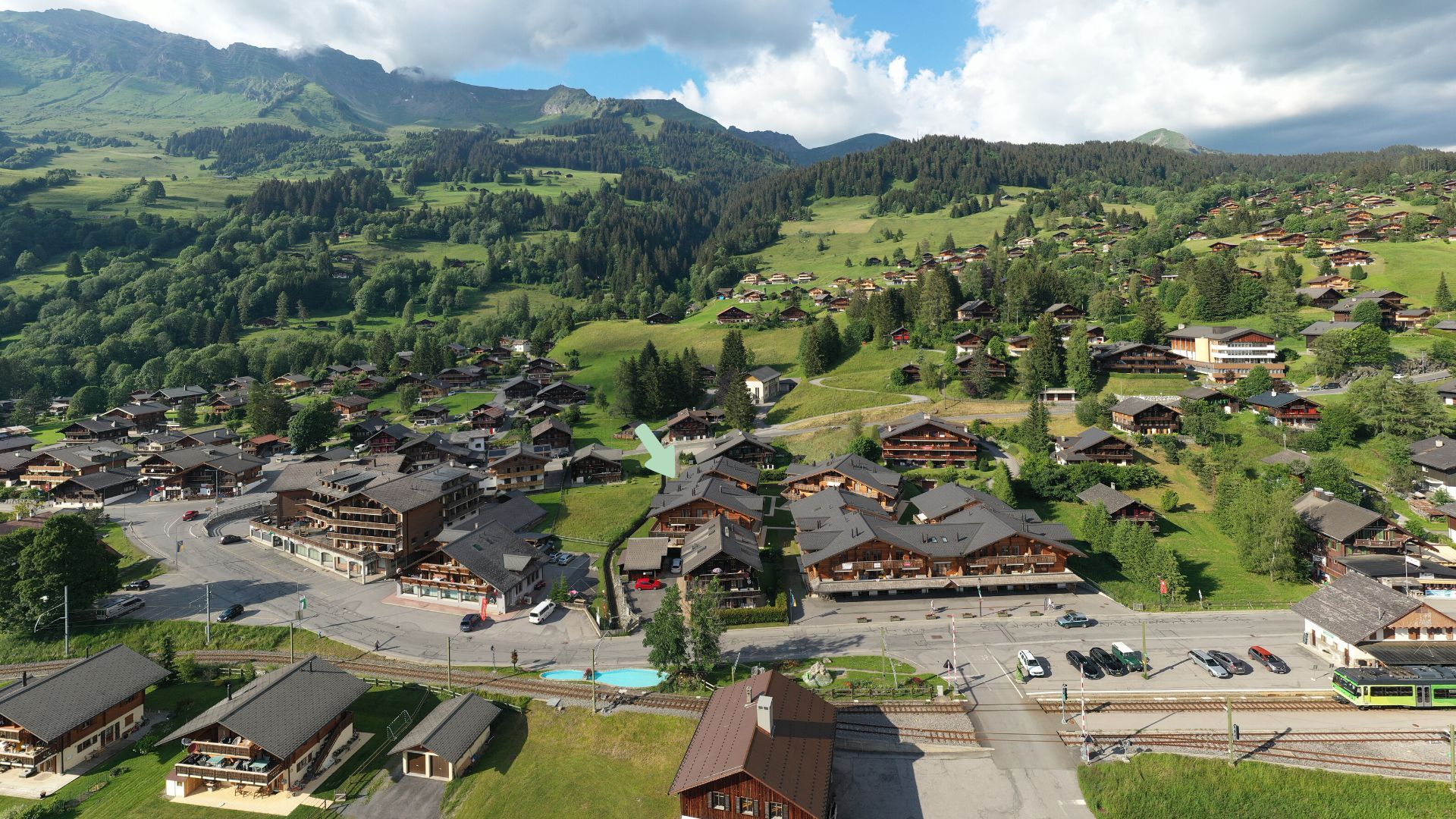 Alpine Luftaufnahme eines Dorfes mit Chalets
