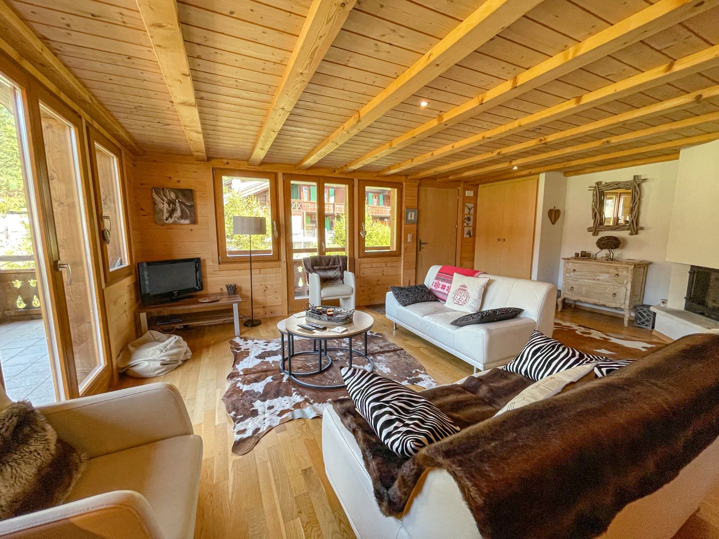 Gemütliches Wohnzimmer in Holzhaus