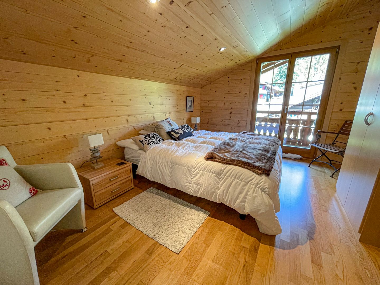 Helles Schlafzimmer mit Holzverkleidung