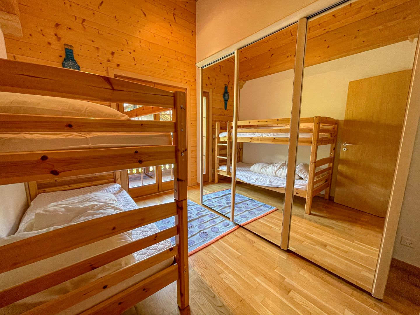 Holzschlafzimmer mit Etagenbetten