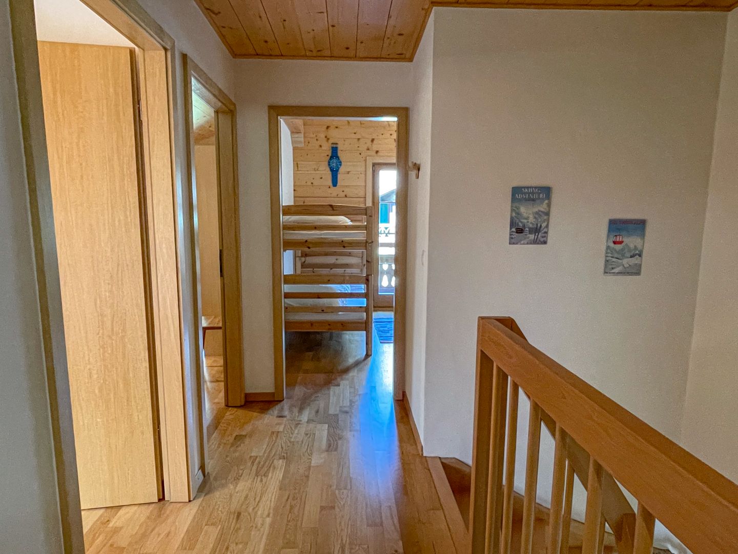 Holztreppe und Flur im alpinen Innenraum