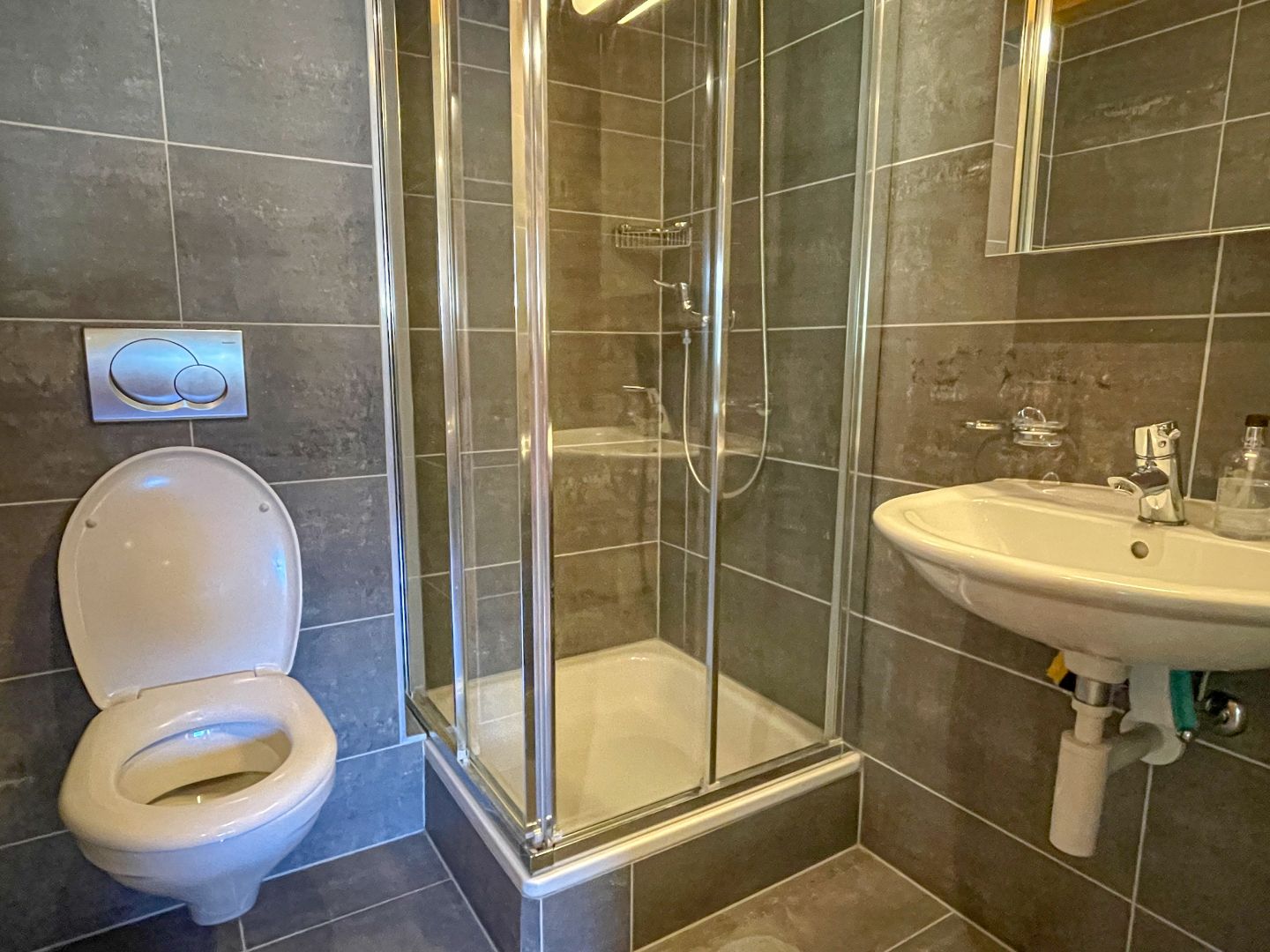 Modernes Bad mit Dusche und Wand-WC