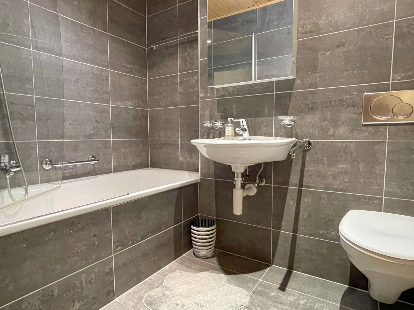 Modernes Badezimmer mit Wanne und Wand-WC