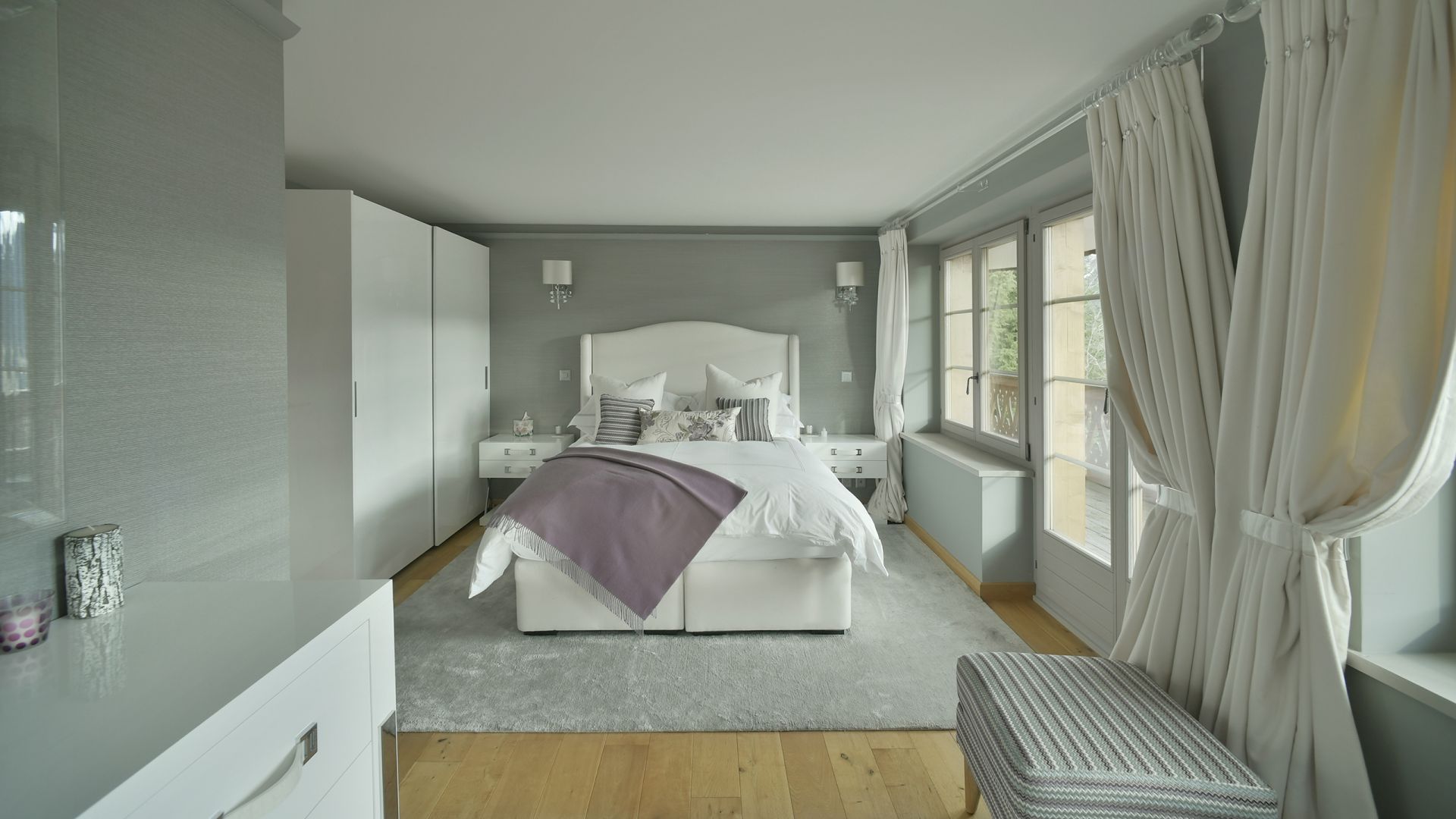 Helles, elegant eingerichtetes Schlafzimmer