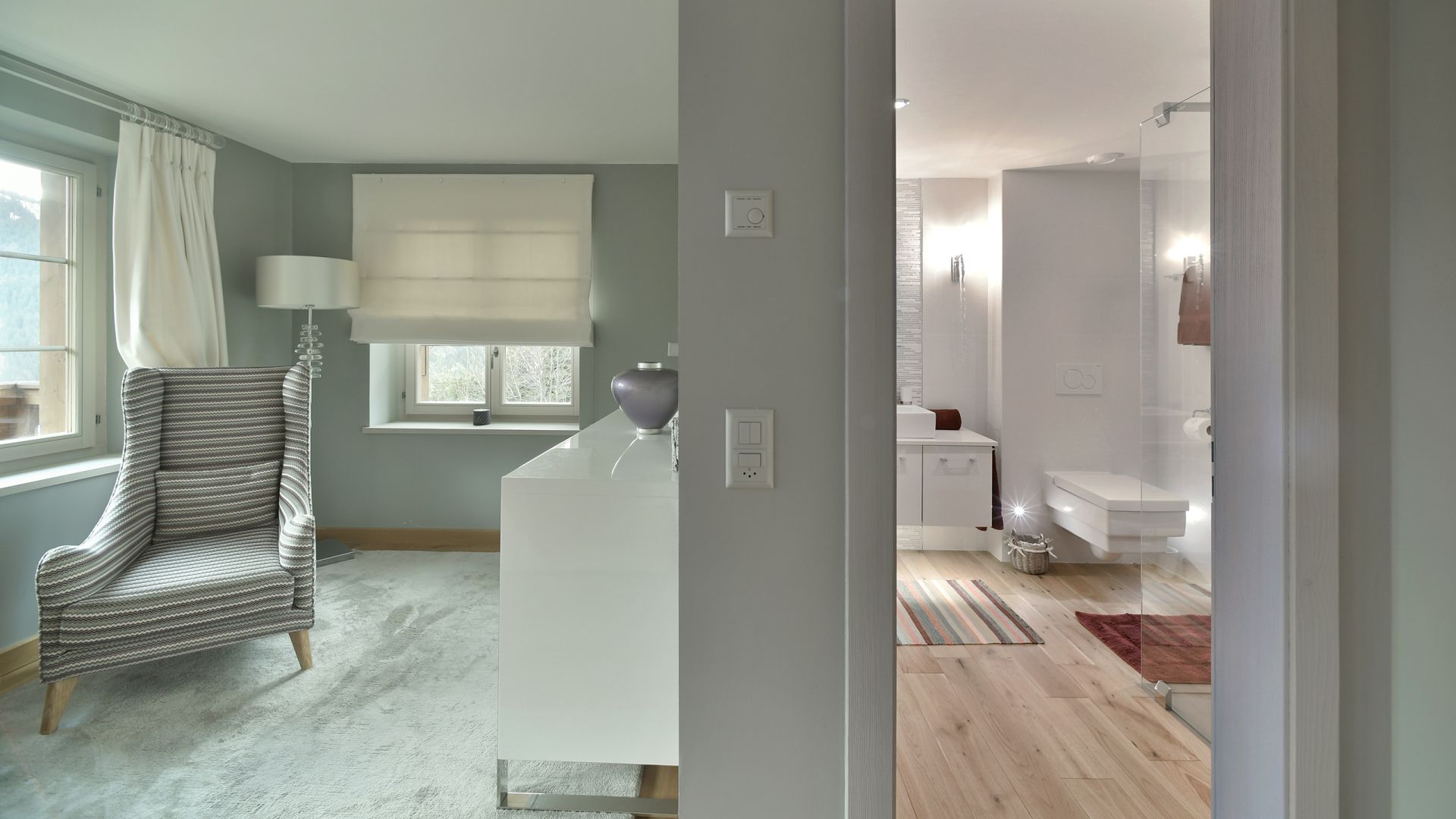 Helles Schlafzimmer mit angrenzendem Bad