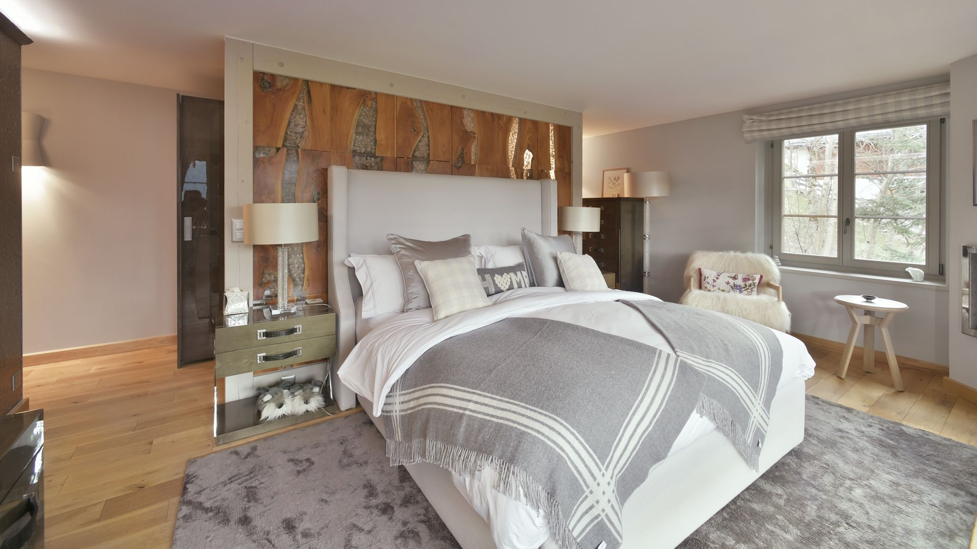 Helles Schlafzimmer mit hochwertiger Ausstattung