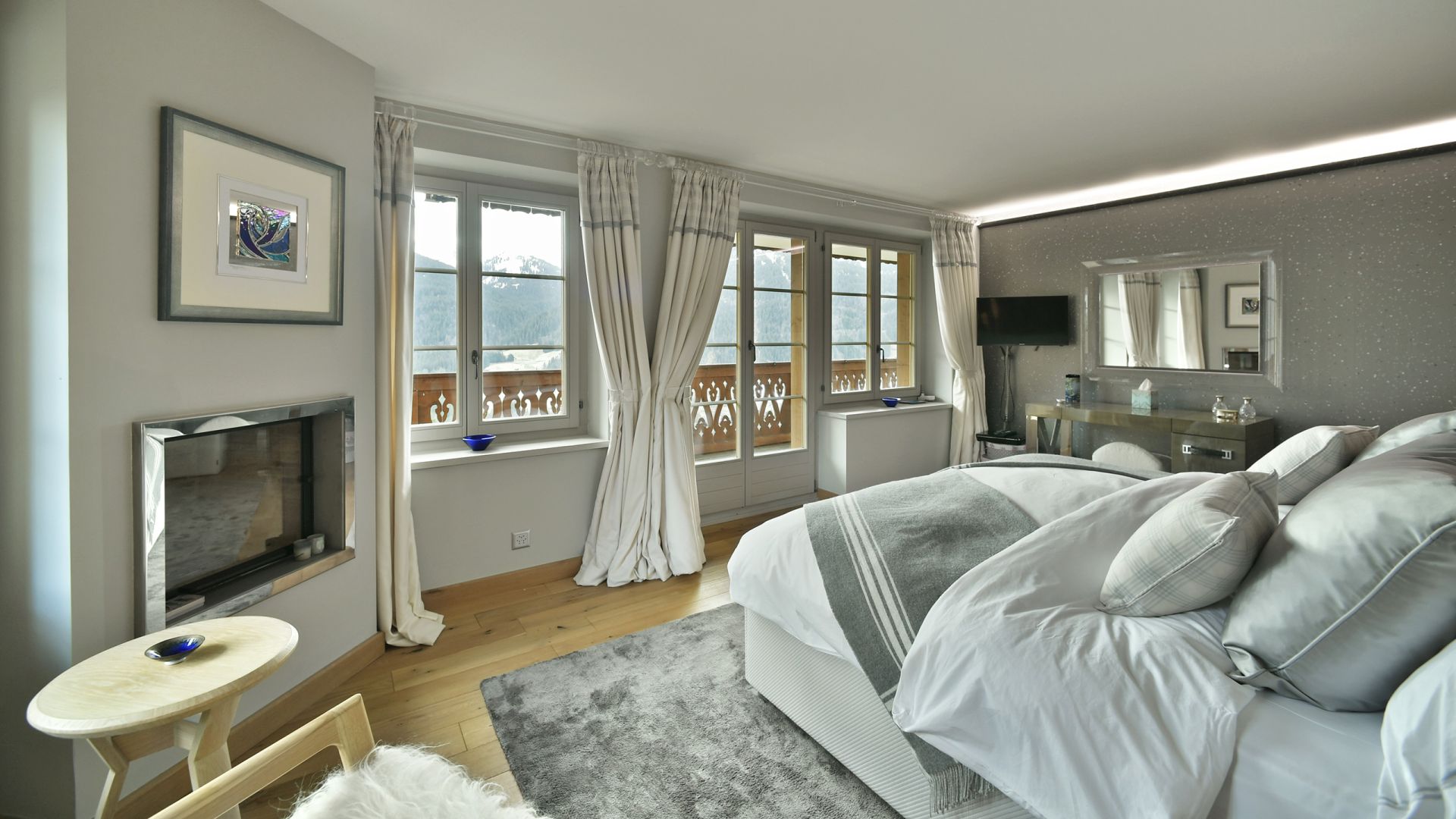 Helles Schlafzimmer mit Alpenblick
