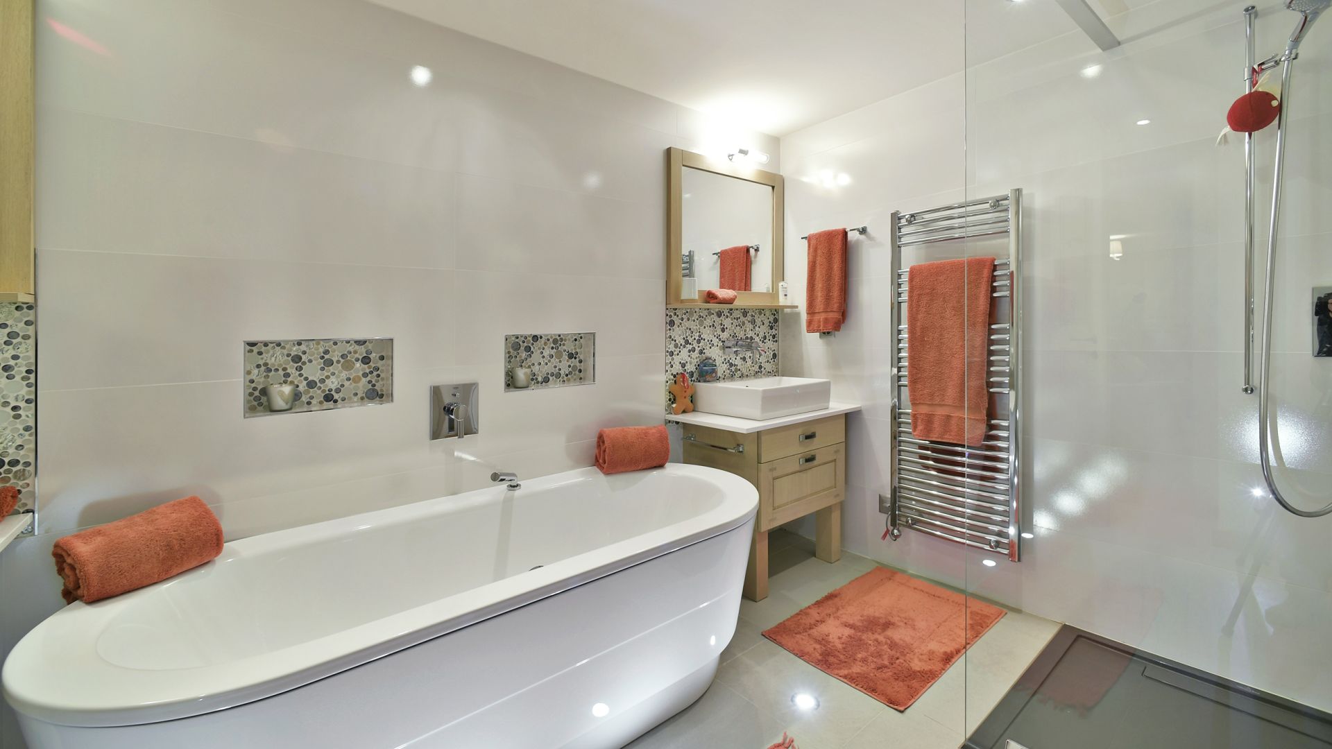 Modernes Badezimmer mit freistehender Badewanne und Glasdusche