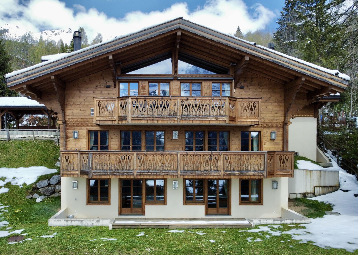 Alpines Holzchalet mit Balkonen