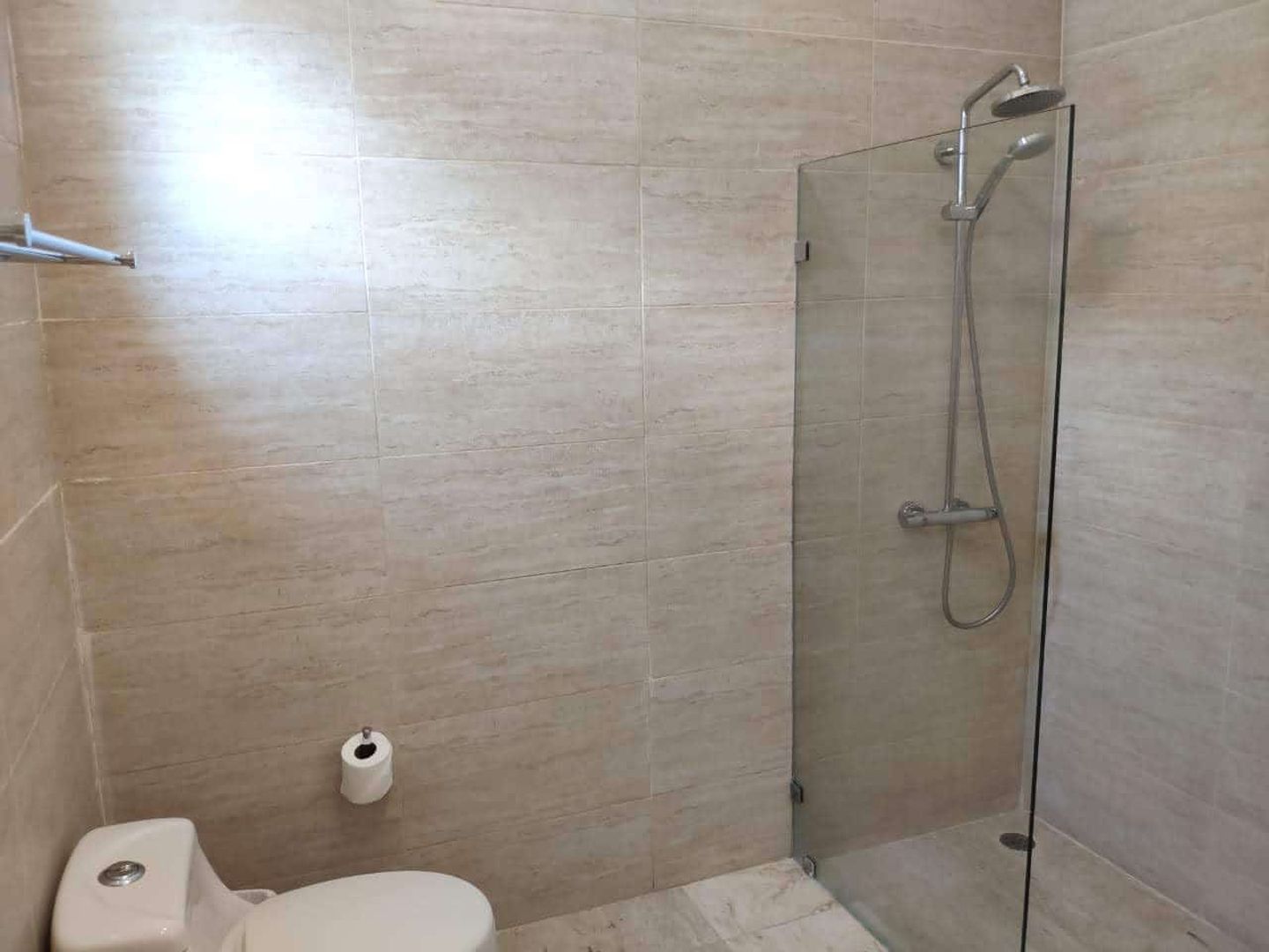 Modernes Badezimmer mit begehbarer Dusche