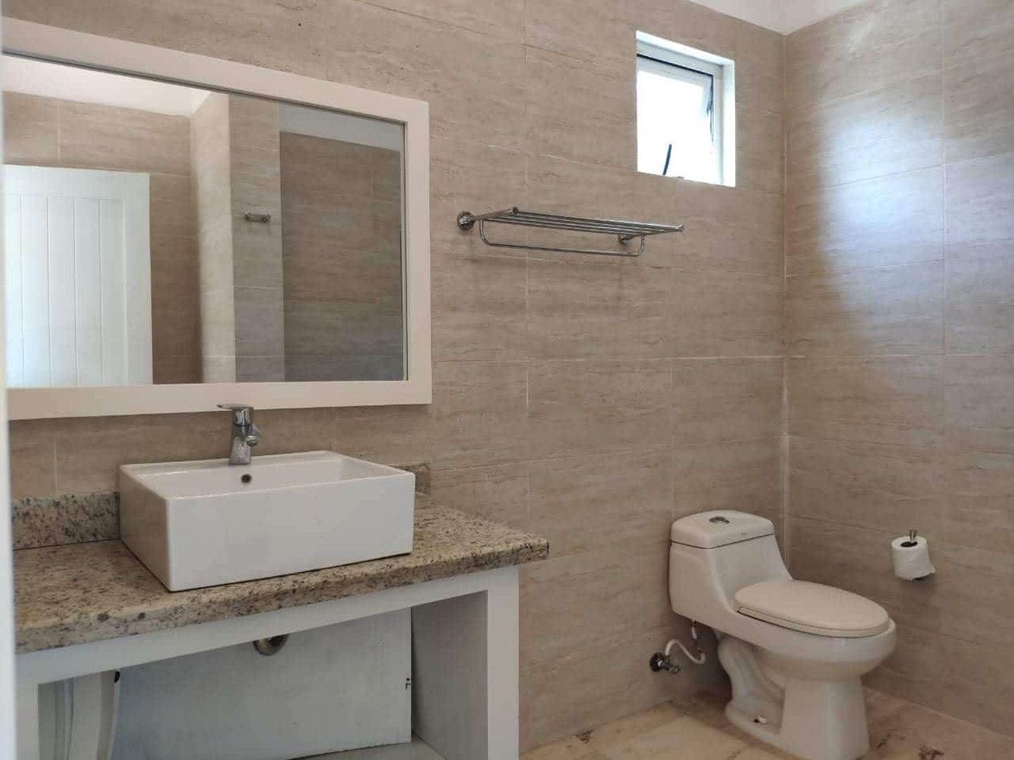 Modernes Badezimmer mit Waschtisch und WC