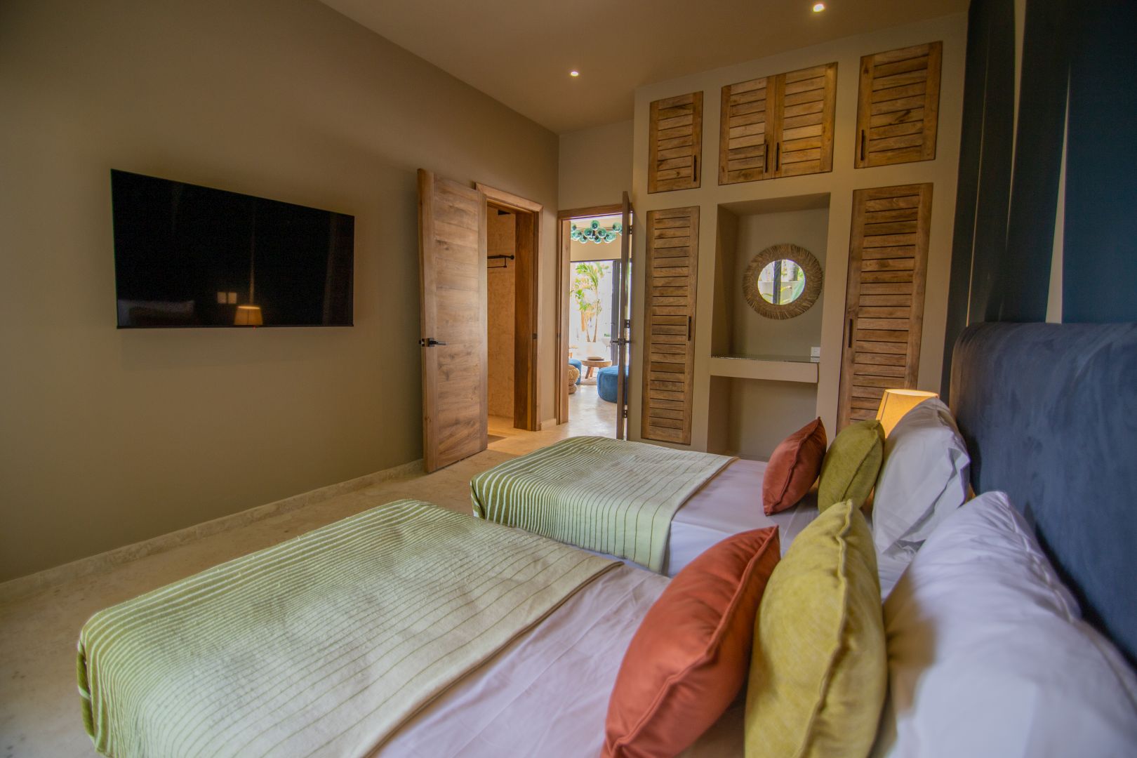 Modernes Schlafzimmer mit Naturholzakzenten