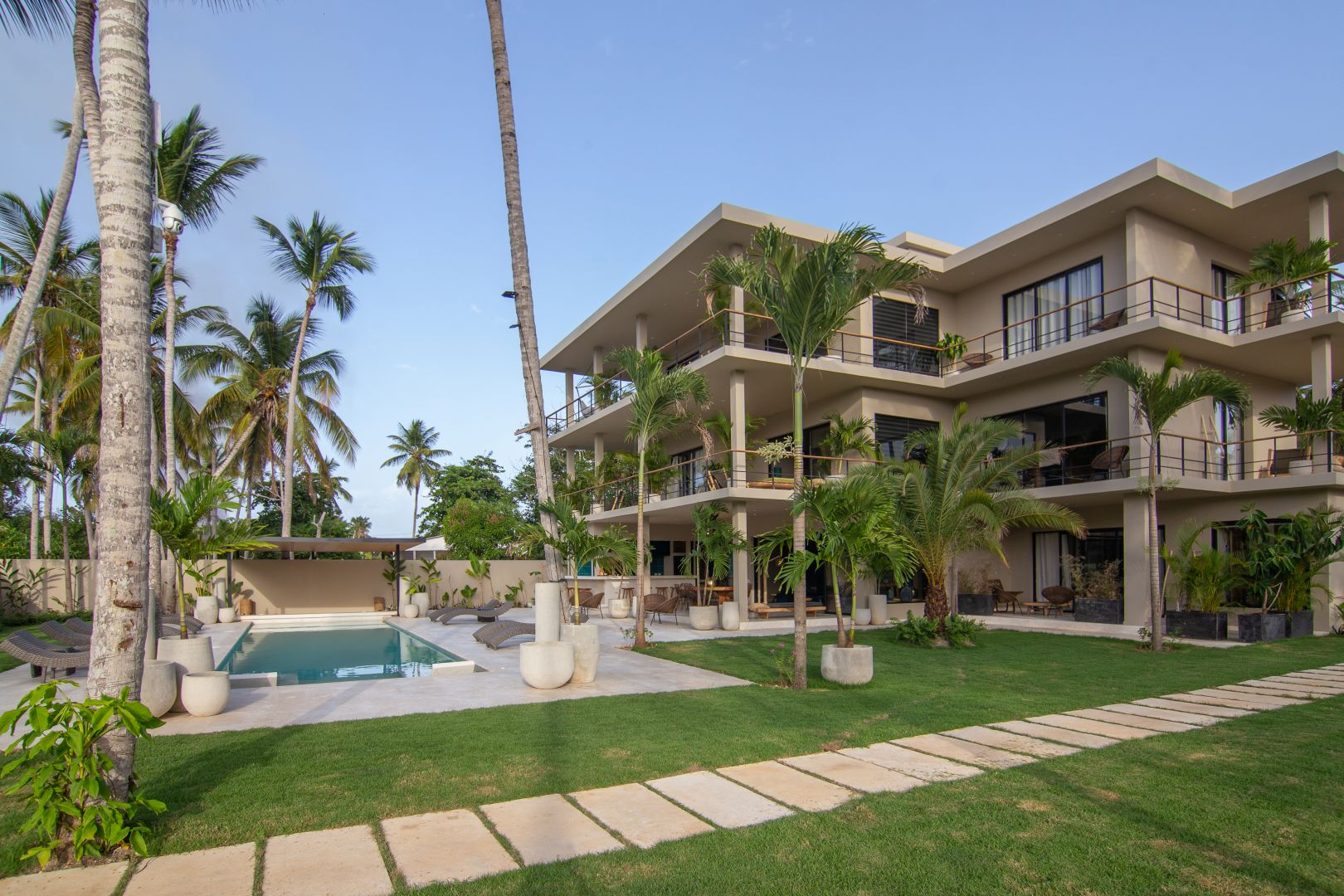 Luxuriöse tropische Villa mit Pool und Palmen