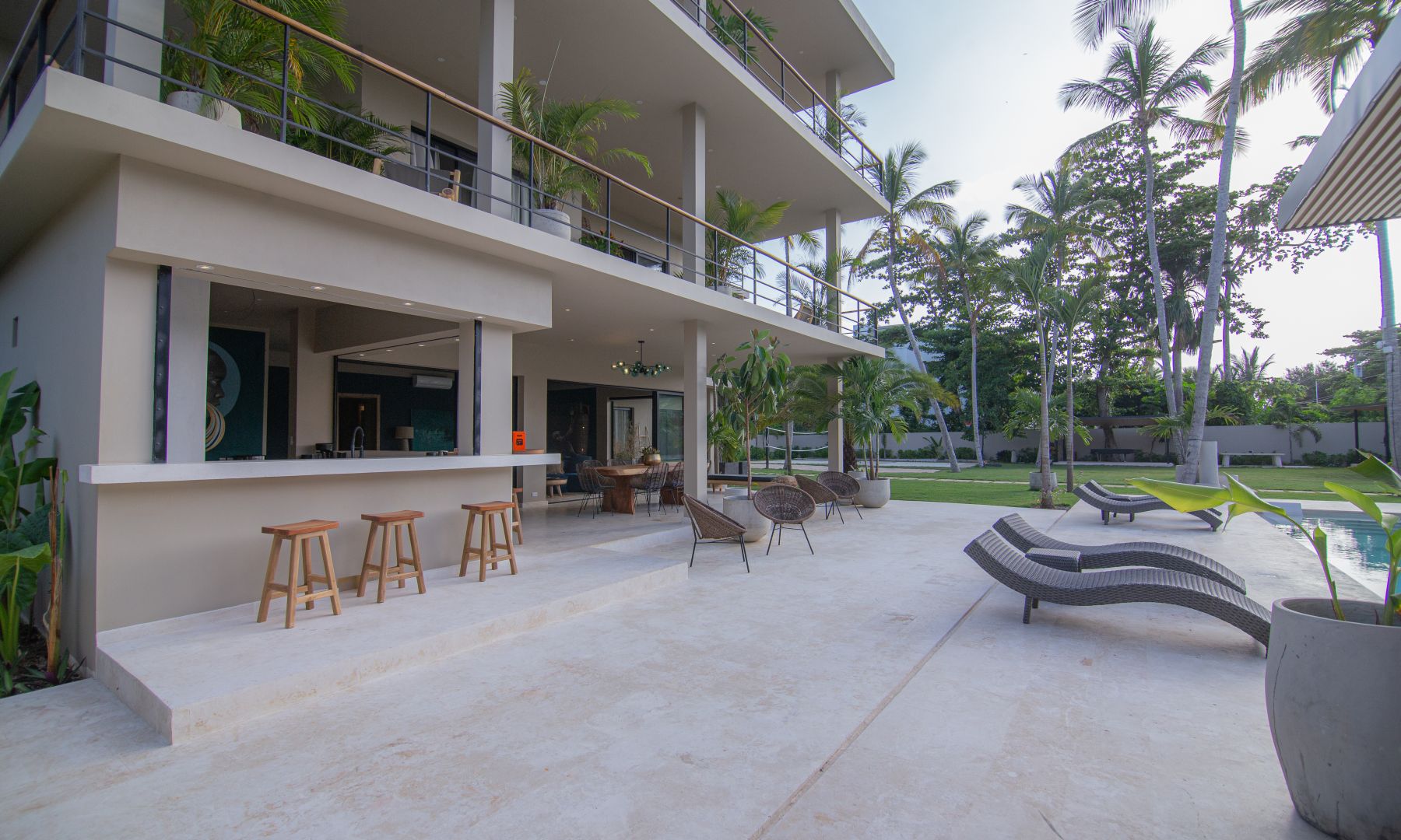Luxuriöse Poolterrasse mit Bar und Balkon