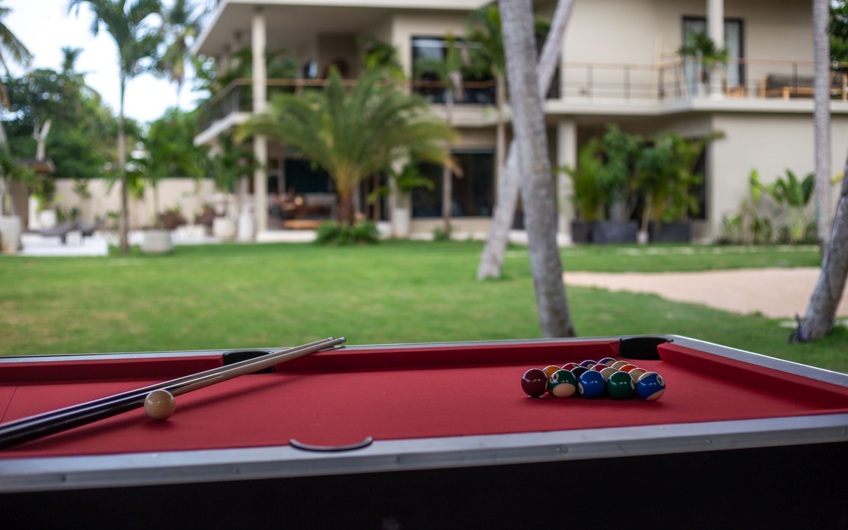 Außenansicht mit Pool-Tisch im Vordergrund