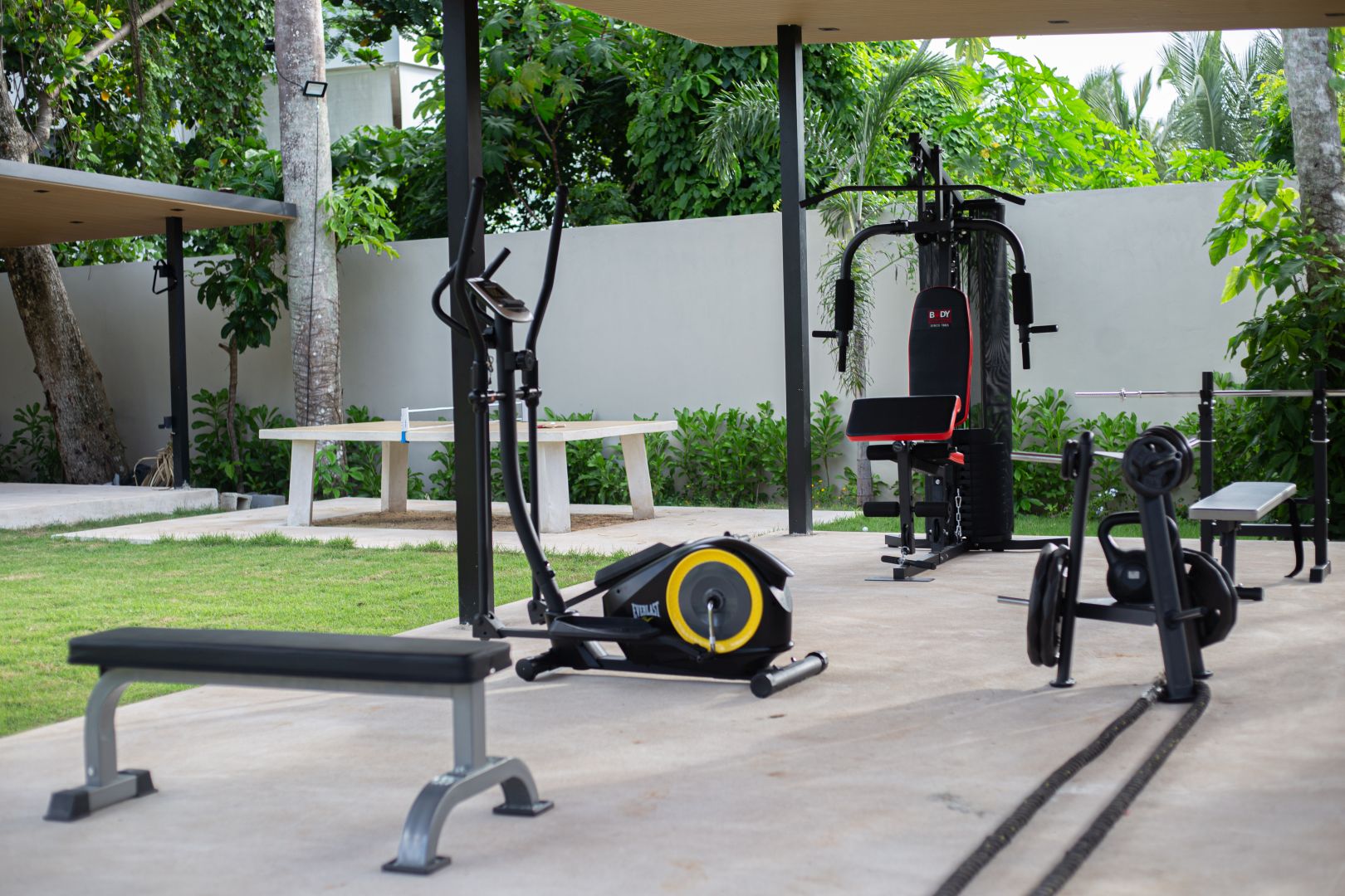 Außenbereich mit Fitnessgerät