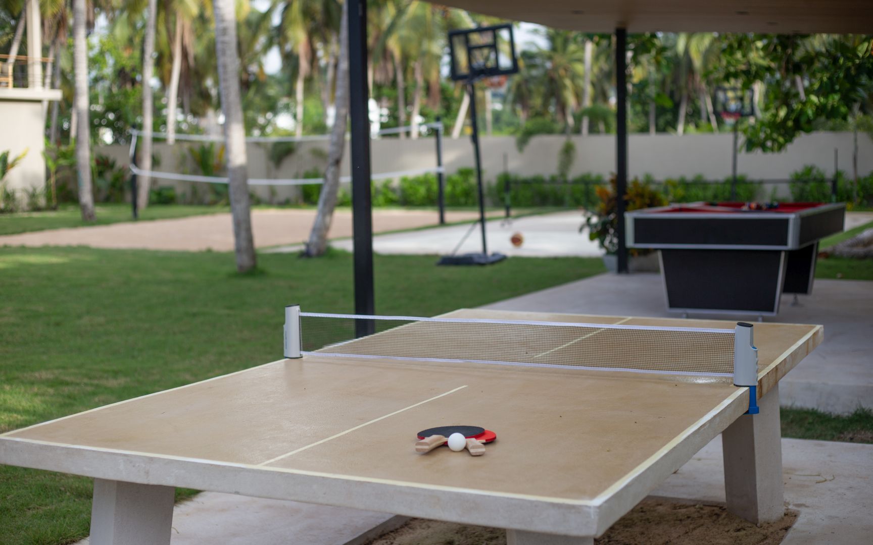 Außenbereich mit Tischtennis und Minigolf