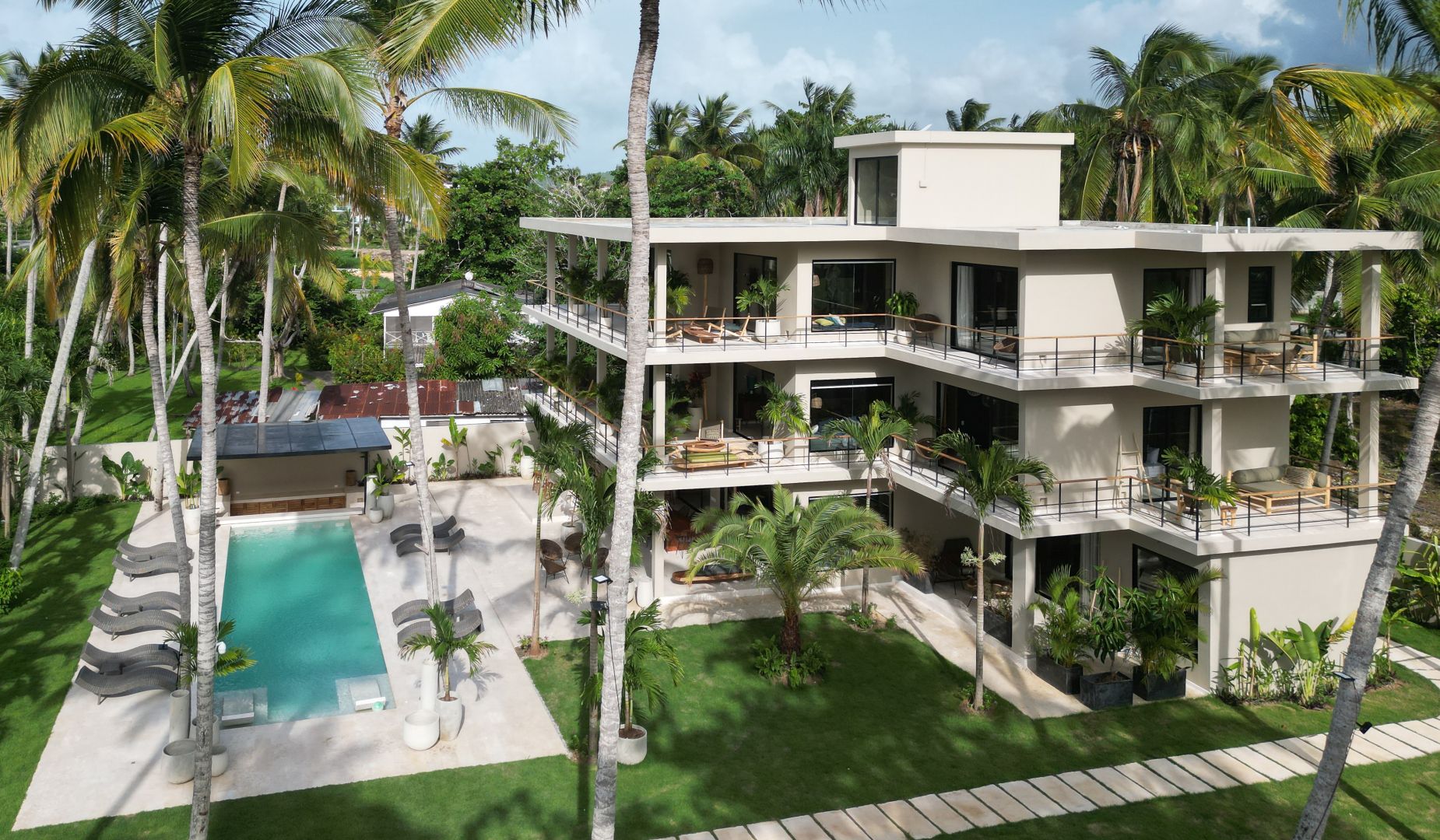 Tropische Luxusvilla mit Pool und Palmen