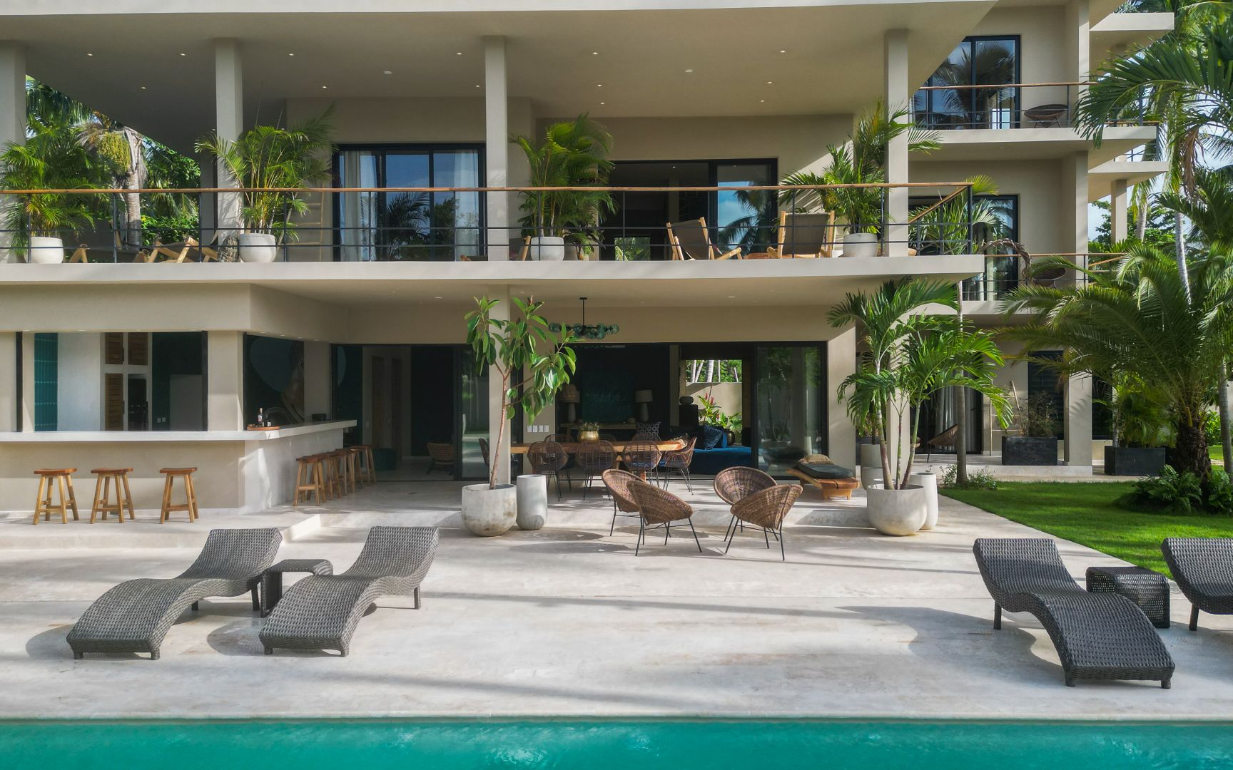 Exklusive Poolterrasse mit tropischer Außenansicht