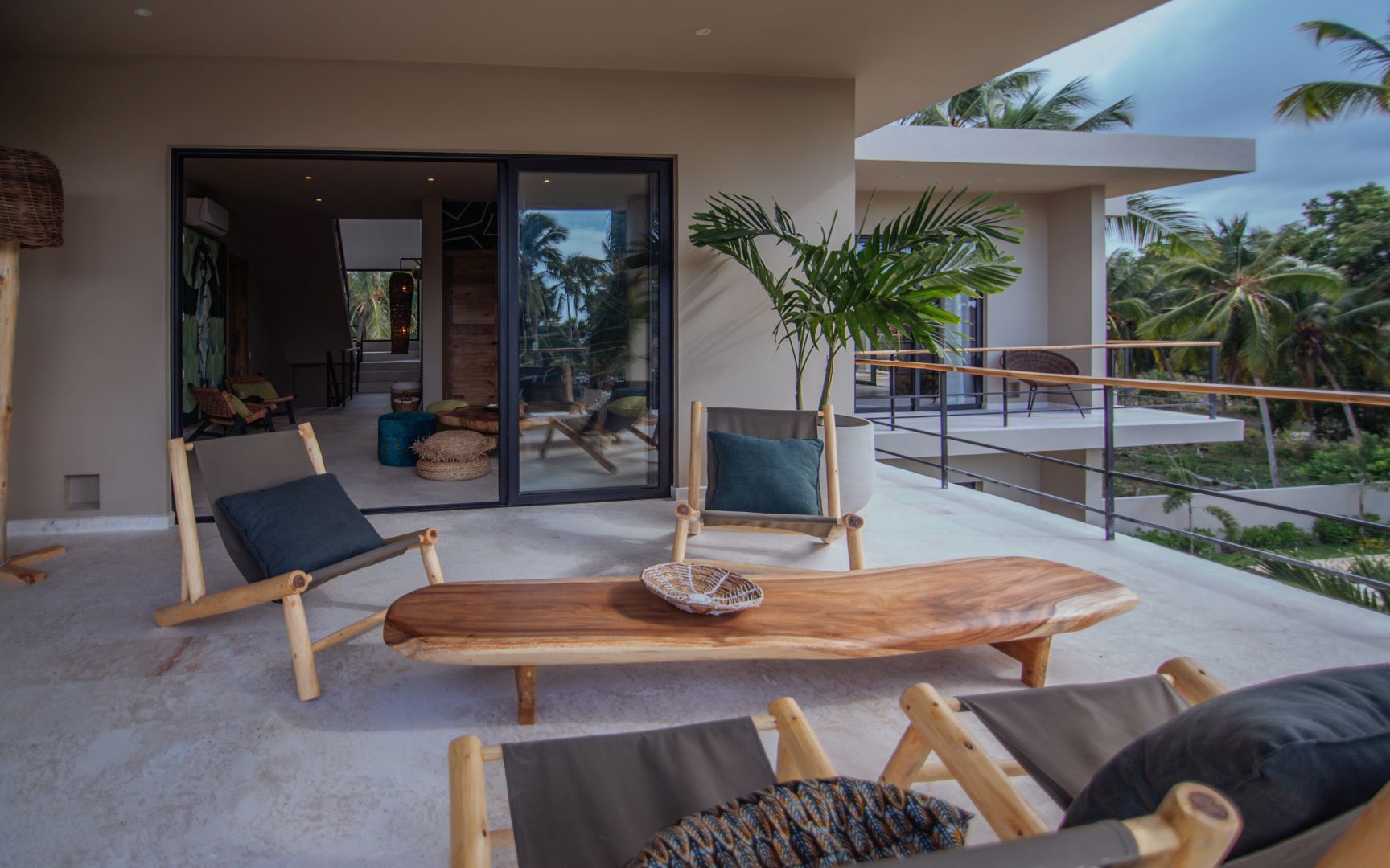 Tropische Terrasse mit Lounge-Möbeln