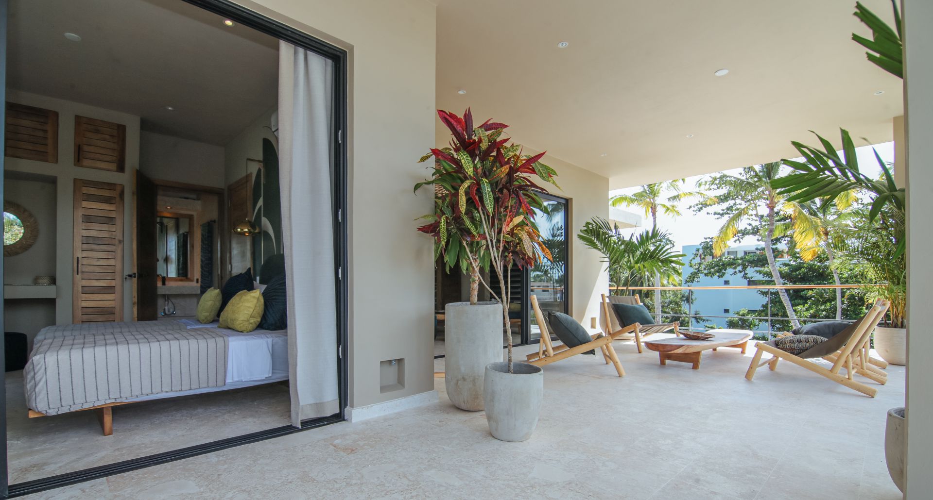 Terrasse mit Blick ins Freie und angrenzendem Schlafzimmer