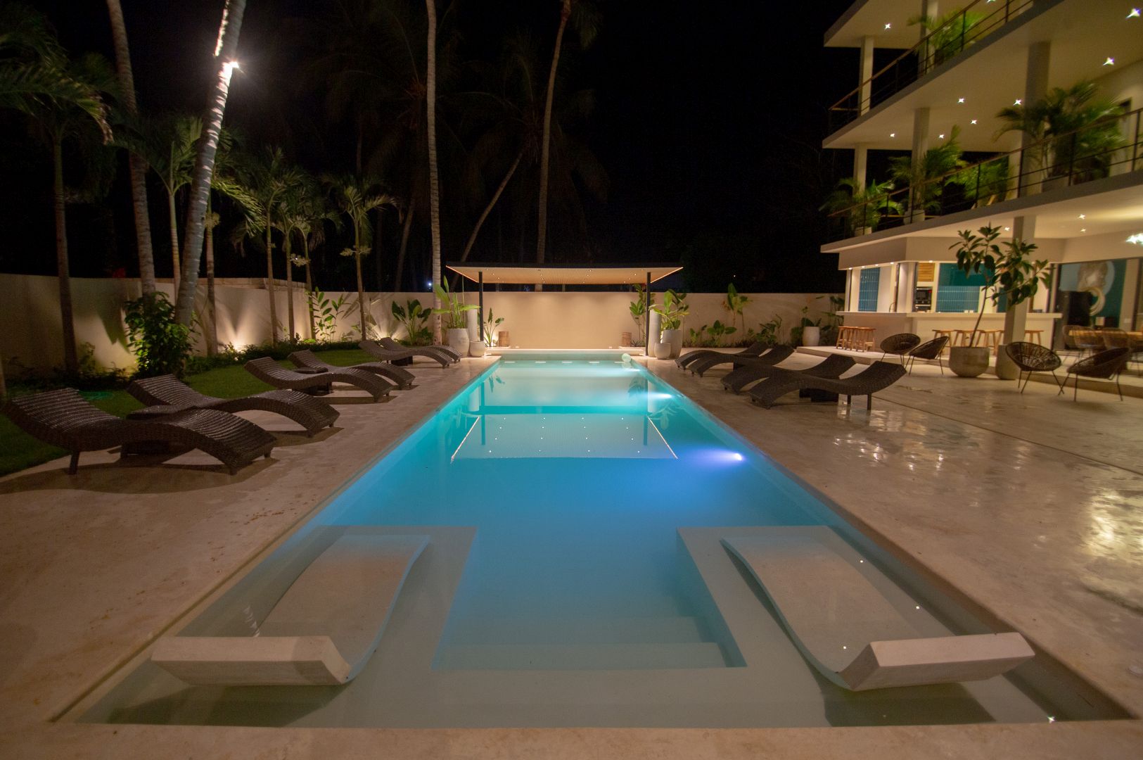 Luxuriöser Außenbereich mit Pool bei Nacht