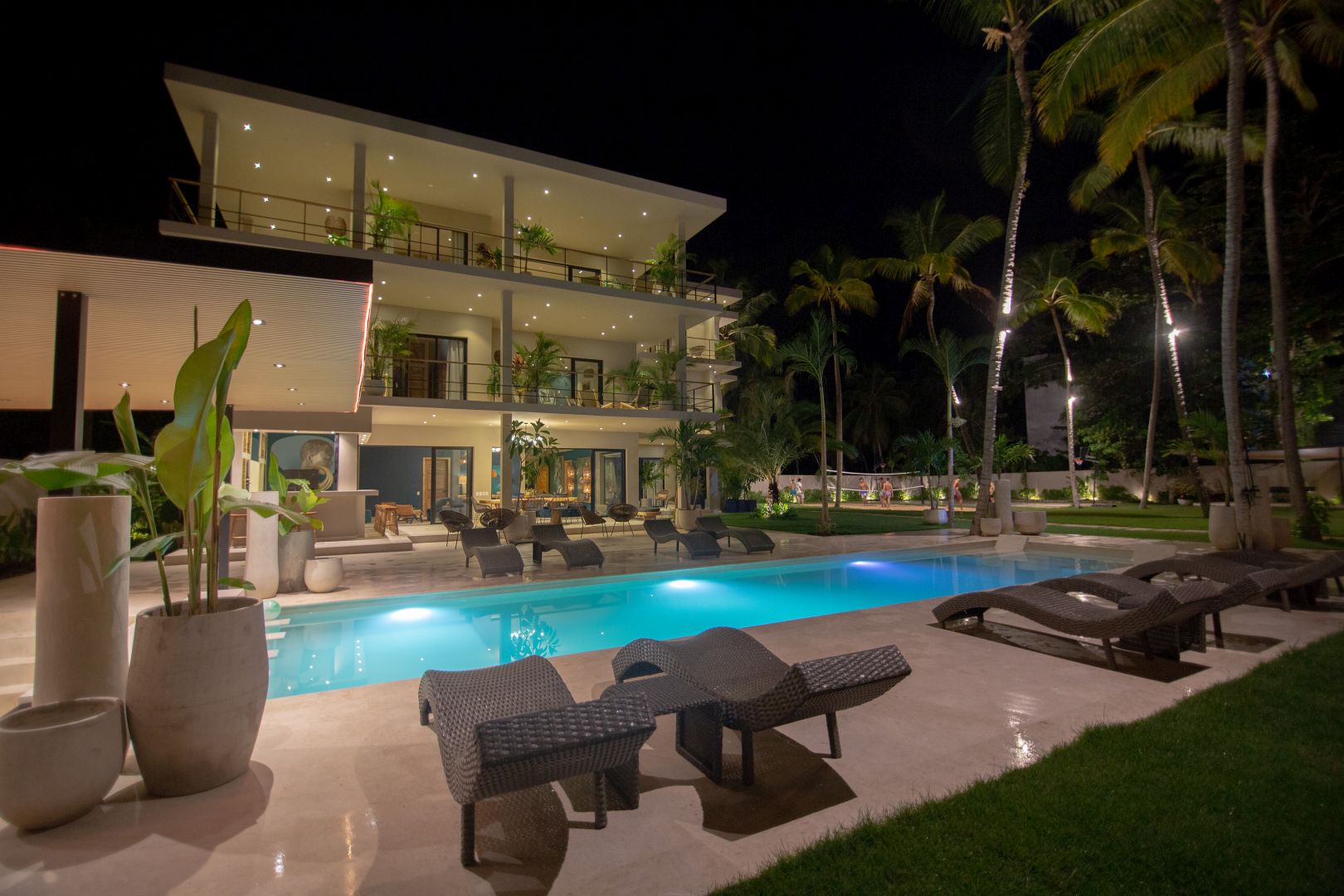 Luxuriöser Außenbereich mit Pool bei Nacht