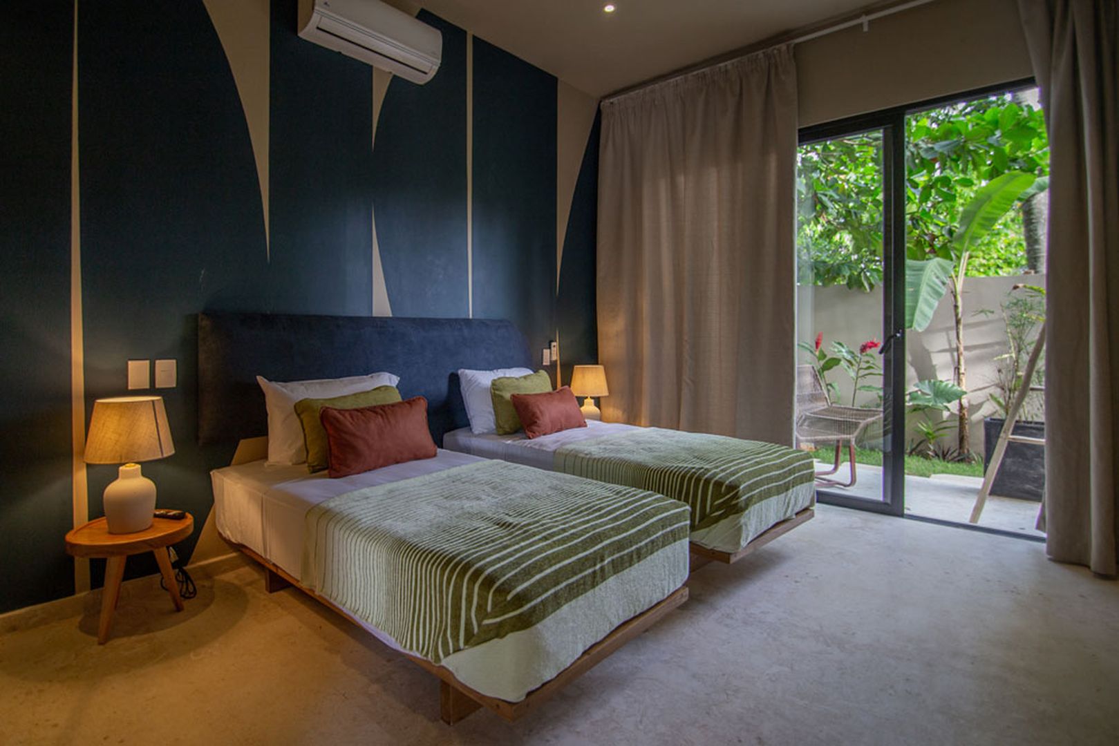 Modernes Schlafzimmer mit Blick ins Grüne