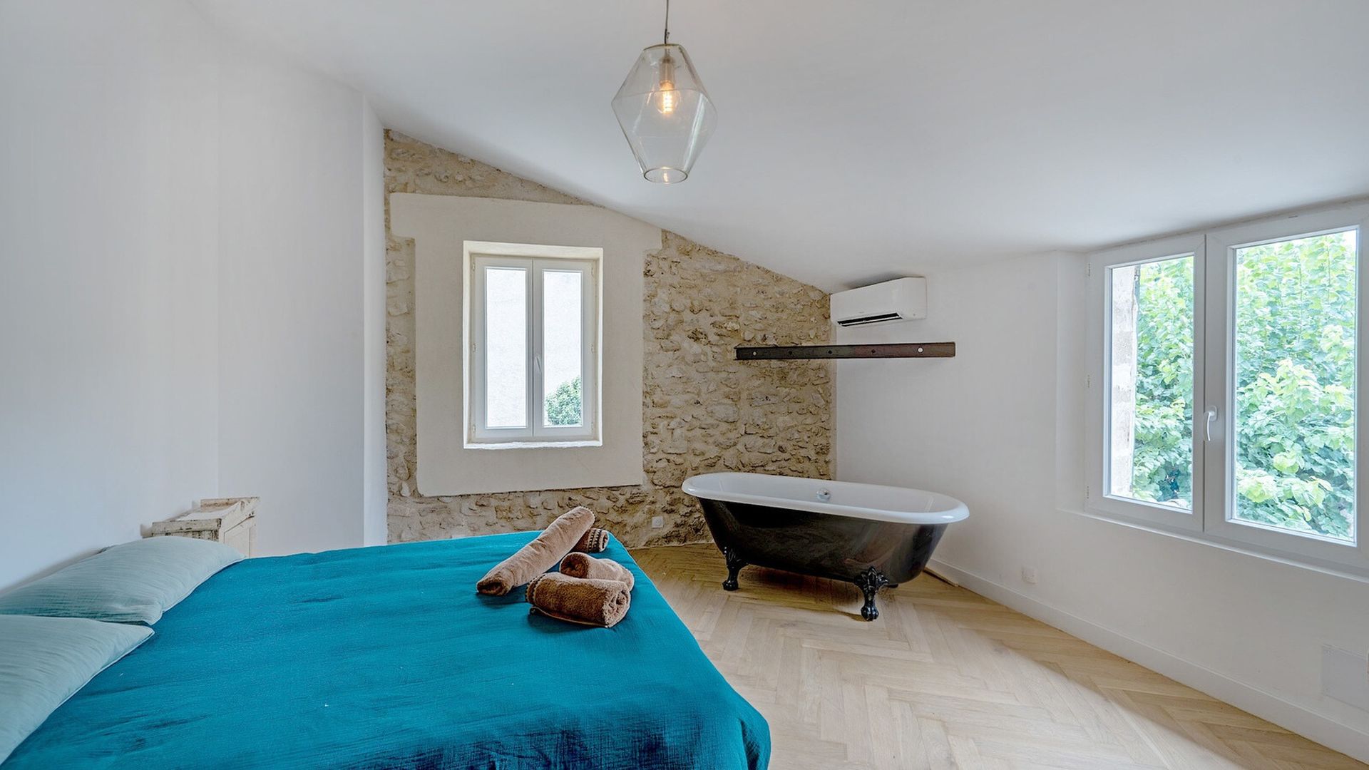 Schlafzimmer mit freistehender Badewanne