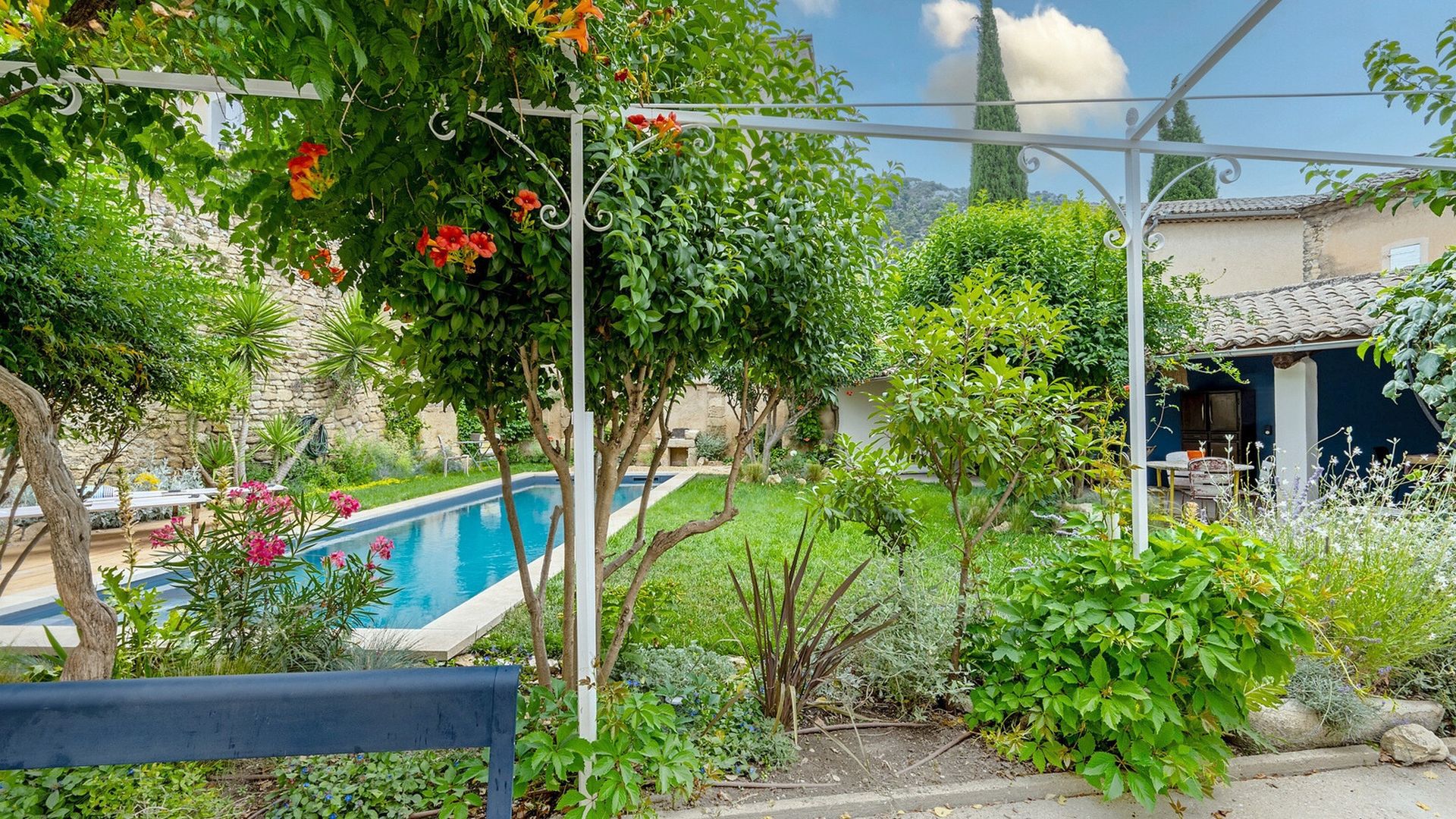 Garten mit Pool und mediterraner Bepflanzung