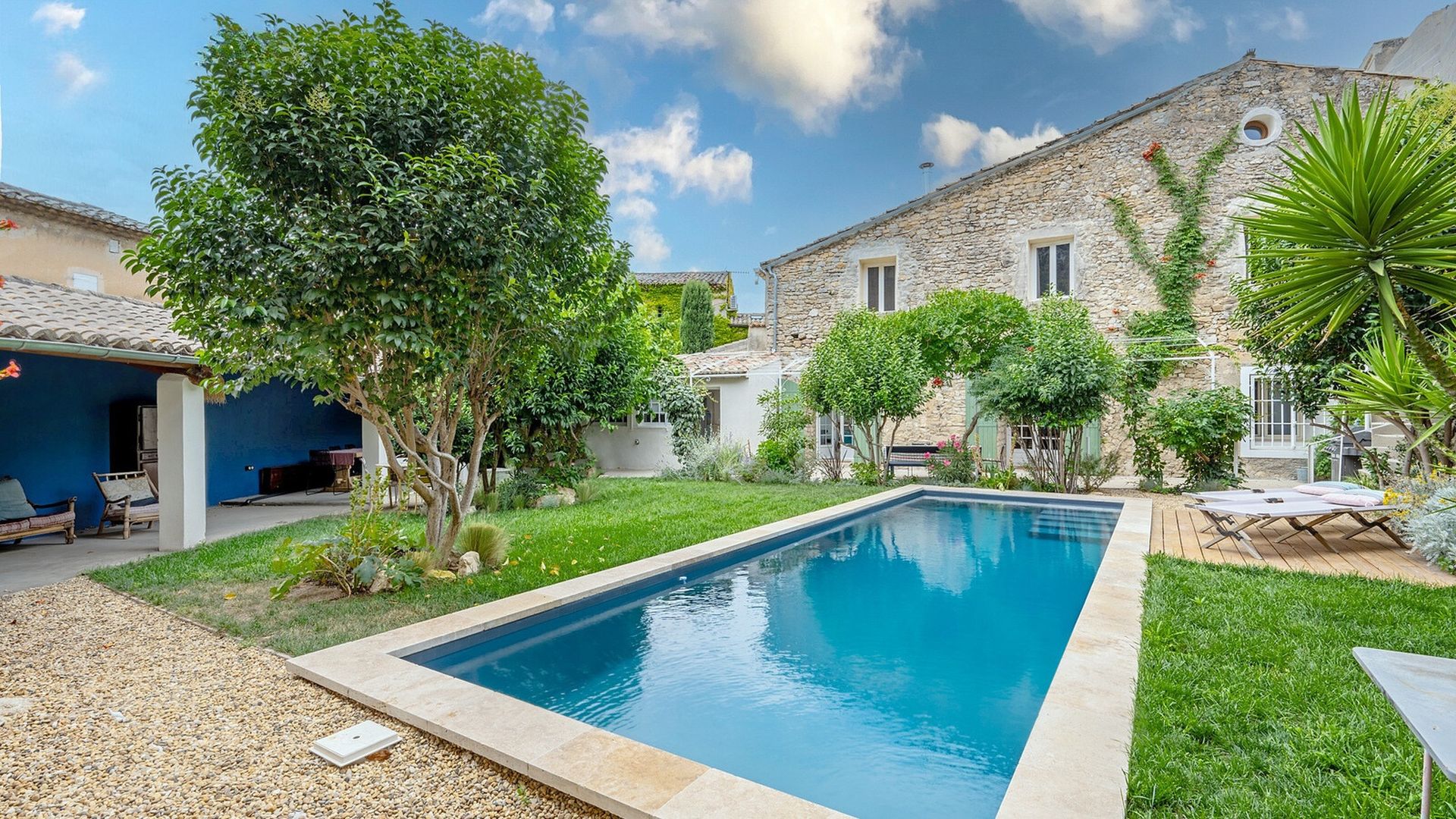 Mediterraner Innenhof mit Pool