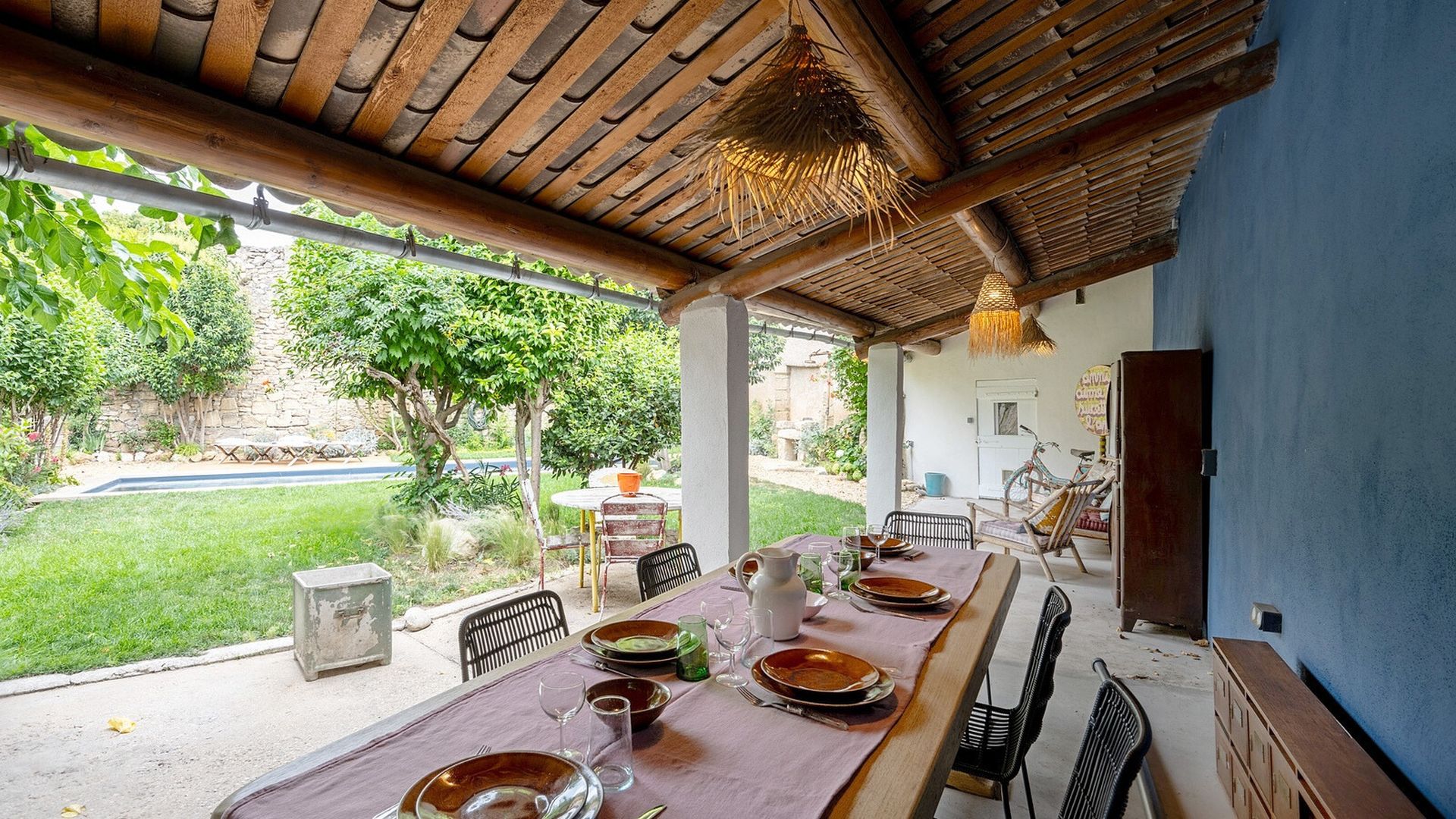 Überdachte Terrasse mit Gartenblick