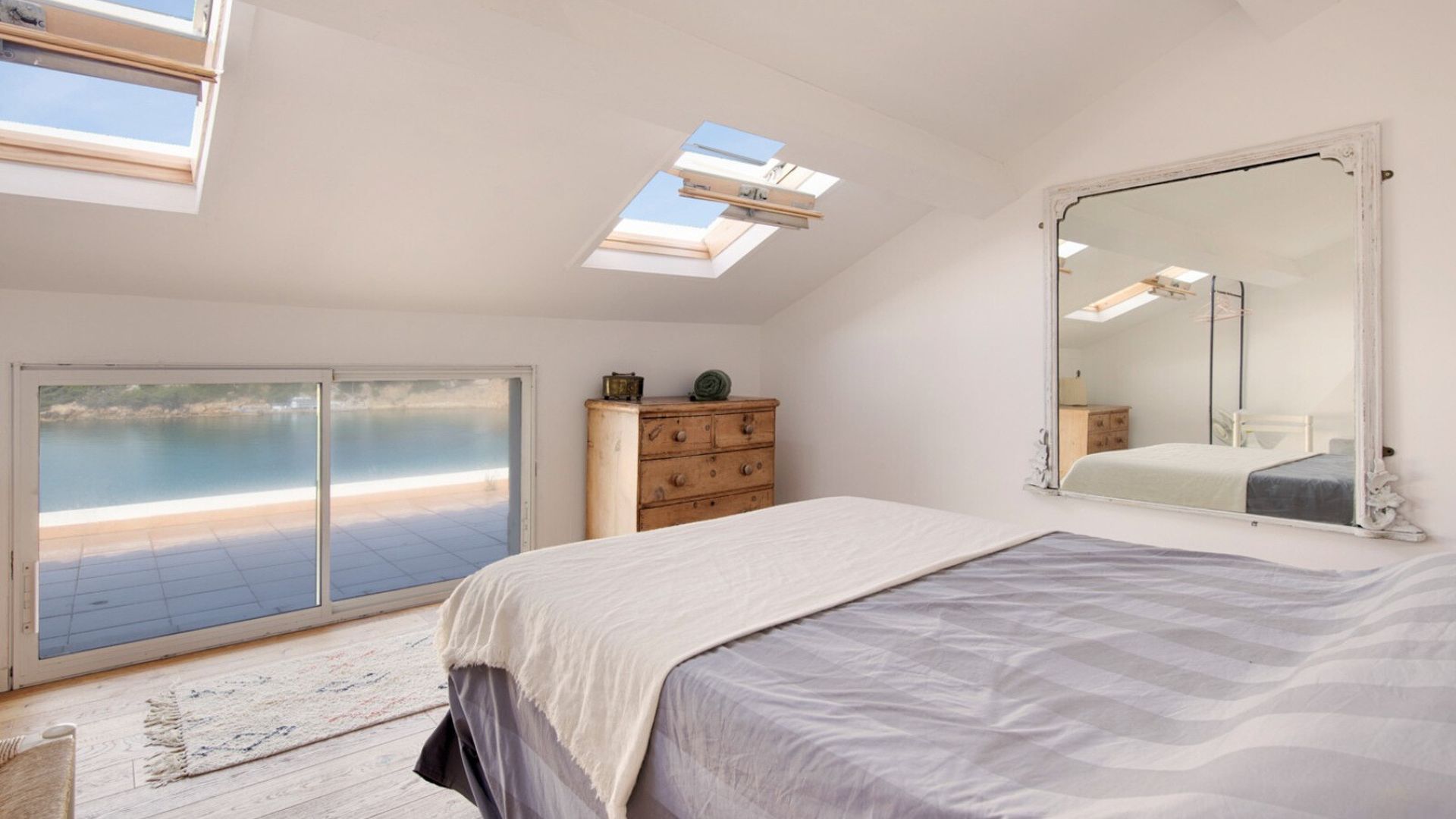 Schlafzimmer mit Seeblick