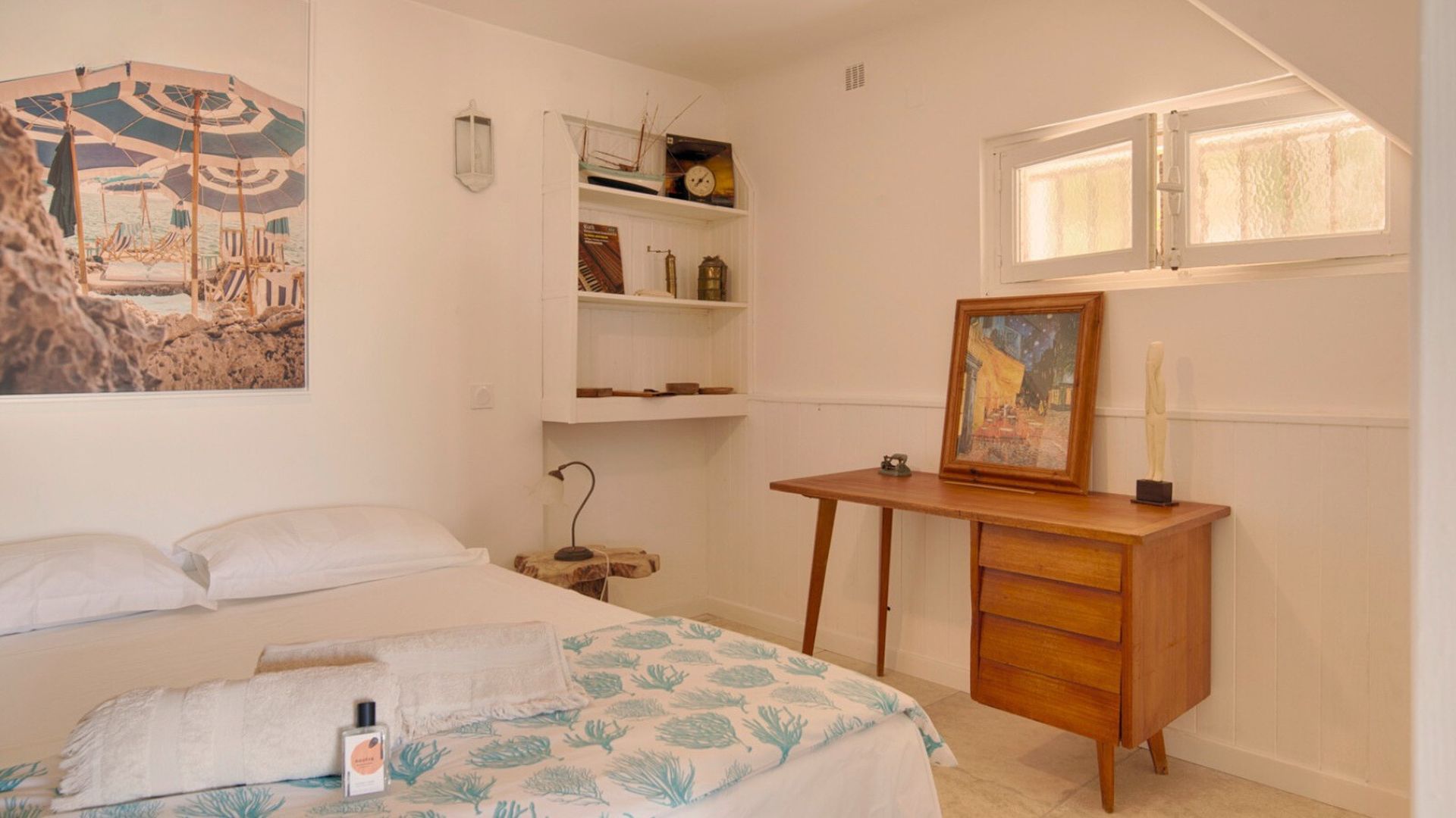 Helles Schlafzimmer mit maritimem Dekor