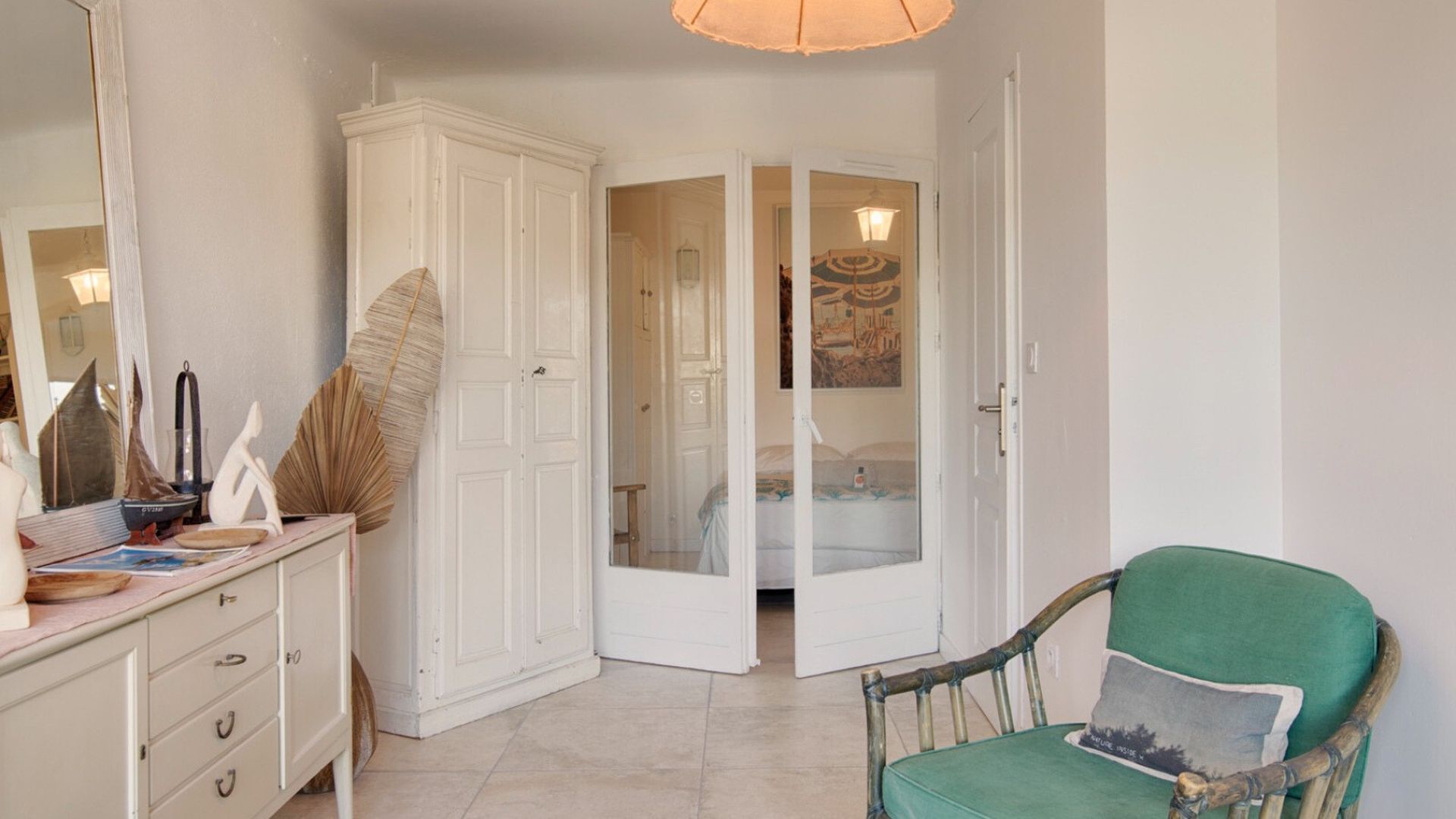Helles Schlafzimmer mit mediterranem Akzent