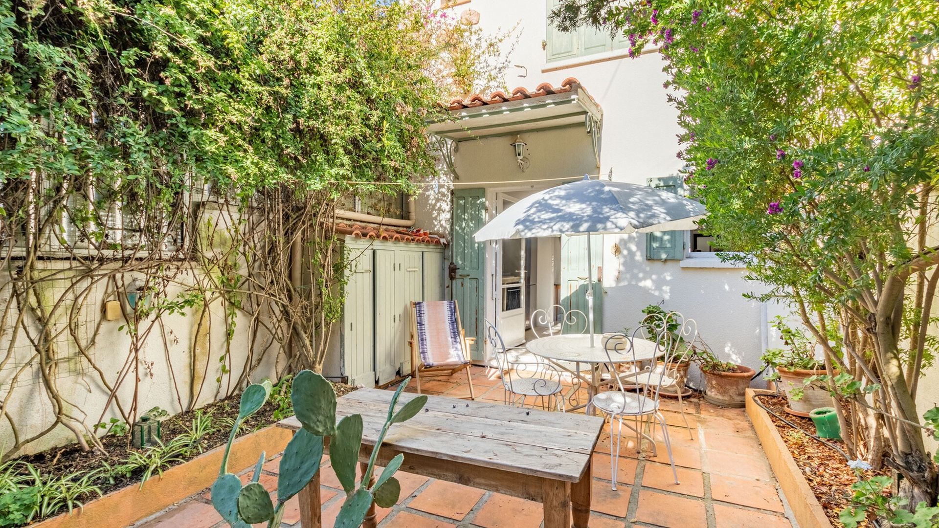 Mediterrane Terrasse mit Sitzplatz