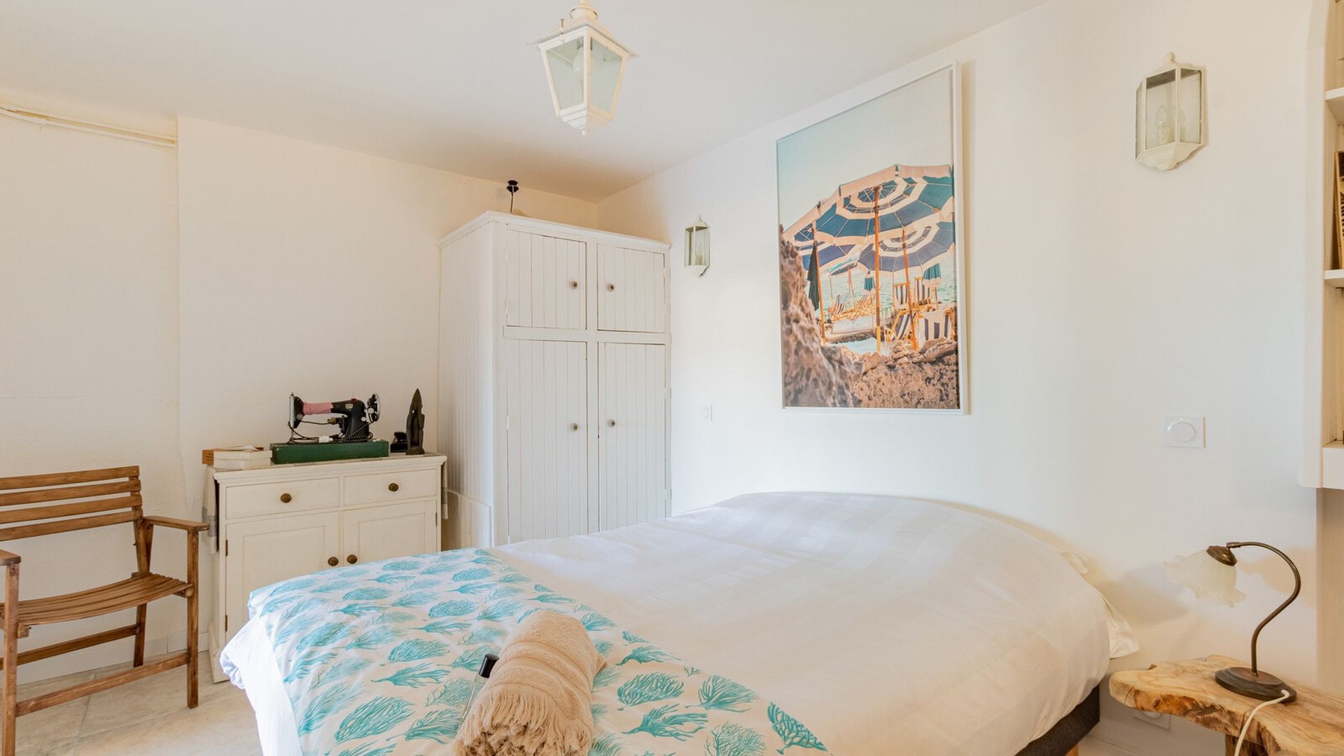 Helles Schlafzimmer mit schlichter Einrichtung