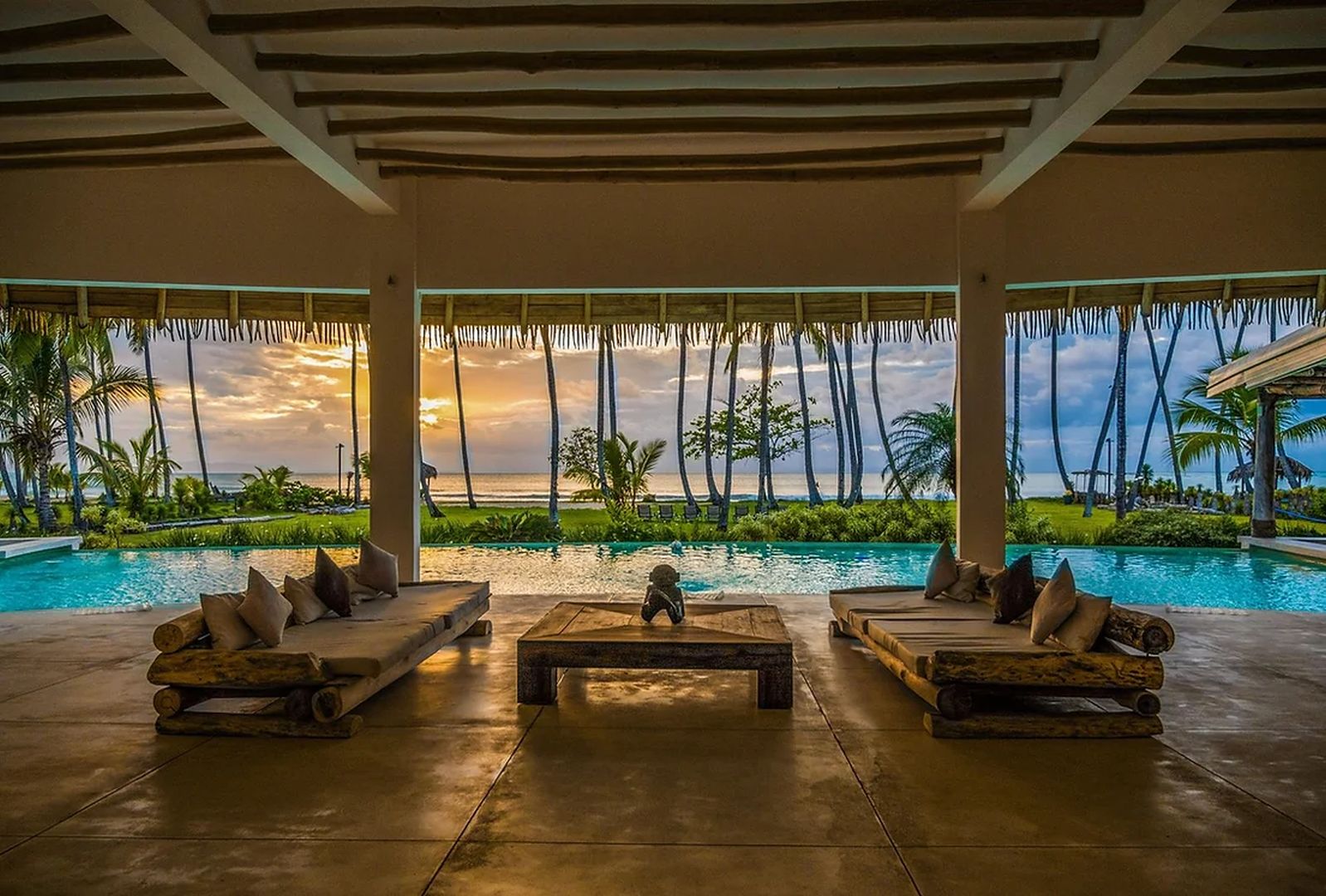 Luxuriöse Poolterrasse mit Meerblick bei Sonnenuntergang