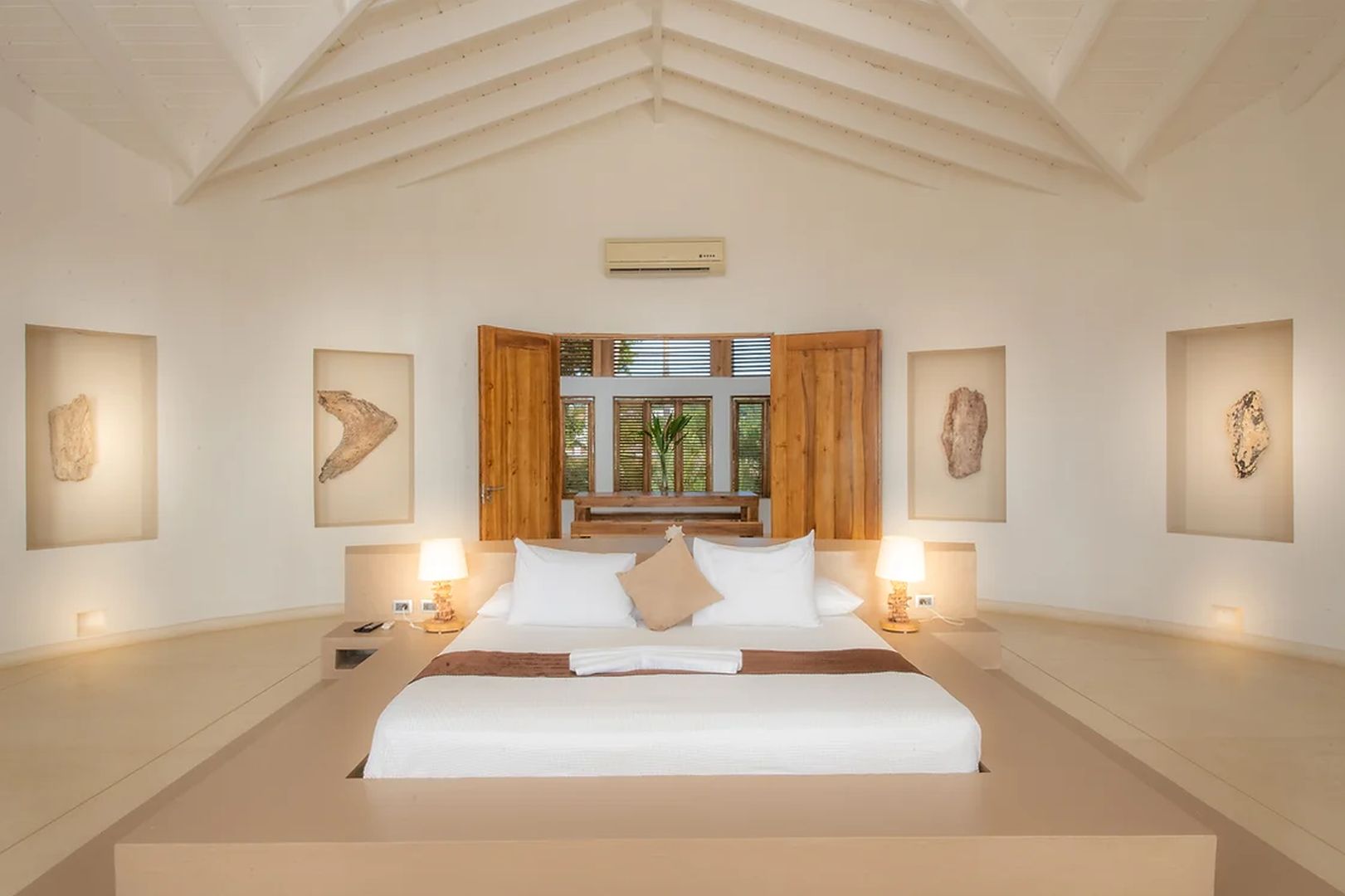 Helles Schlafzimmer mit hoher Decke