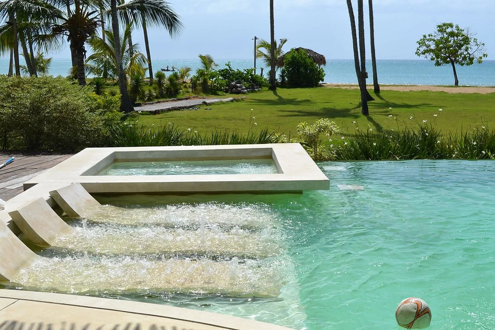 Poolbereich mit Meerblick