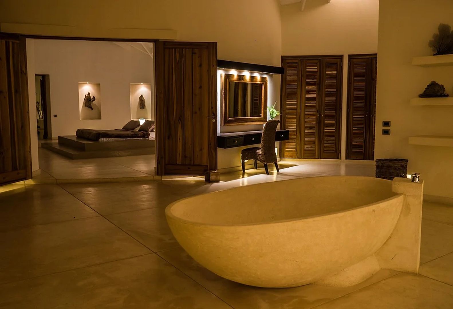 Luxuriöses Badezimmer mit freistehender Wanne